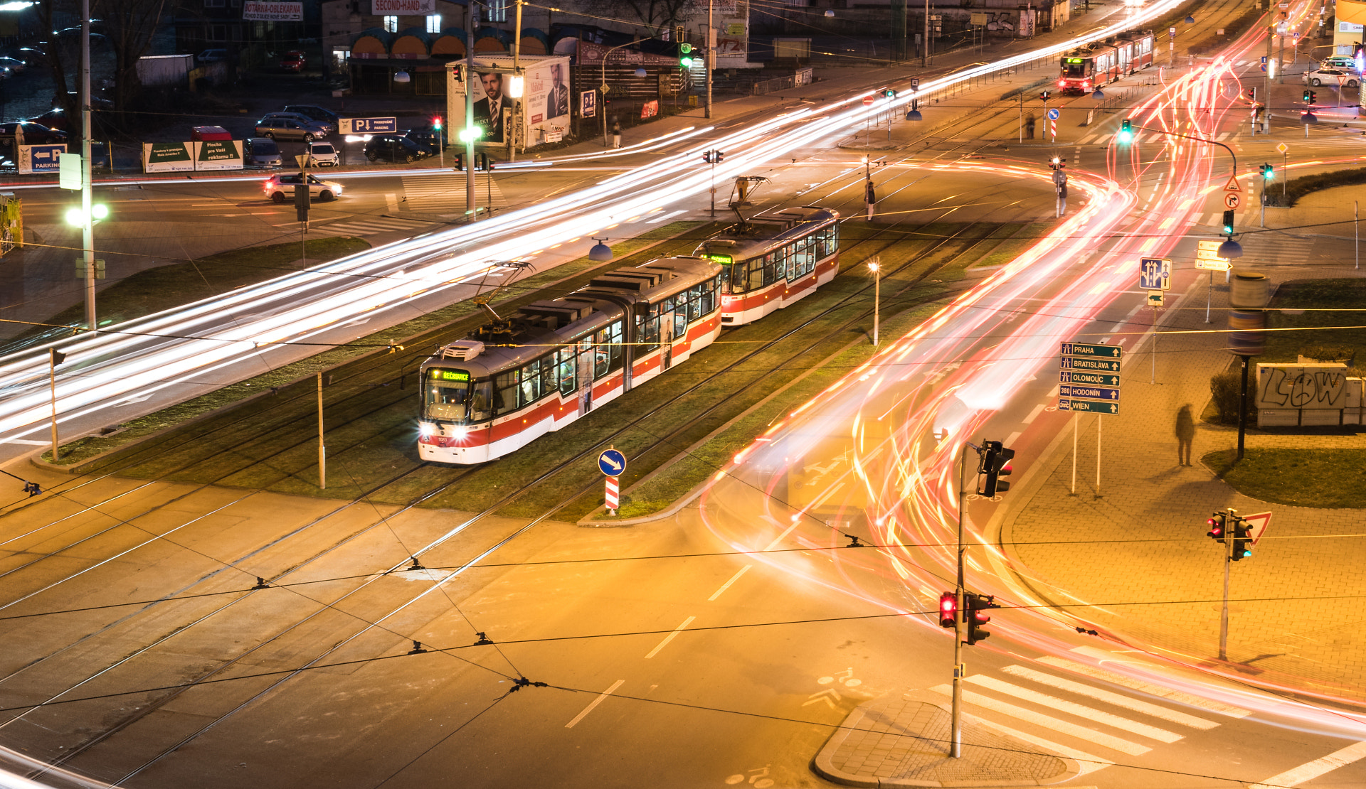 Nikon D5500 + Sigma 17-70mm F2.8-4 DC Macro OS HSM | C sample photo. Tram between the lights photography