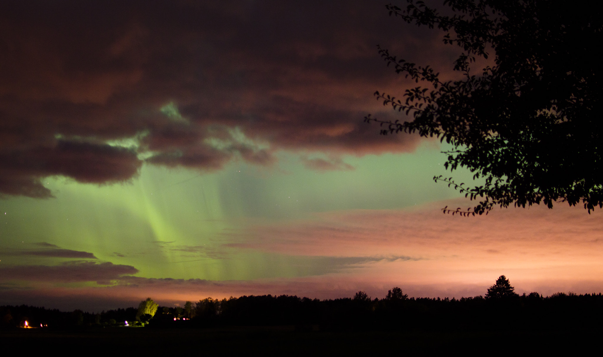Nikon D3200 + Nikon AF Nikkor 28mm F2.8D sample photo. The bleeding of the aurora photography