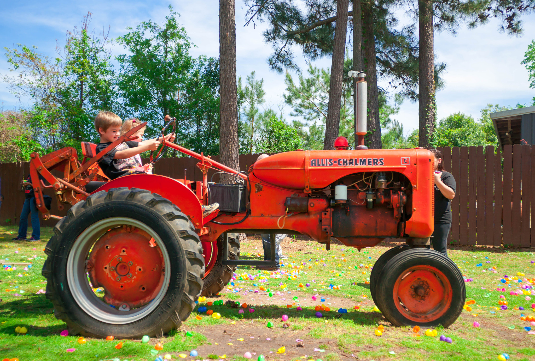 Sony Alpha DSLR-A900 + Minolta AF 17-35mm F2.8-4 (D) sample photo. Kids with old tractor photography