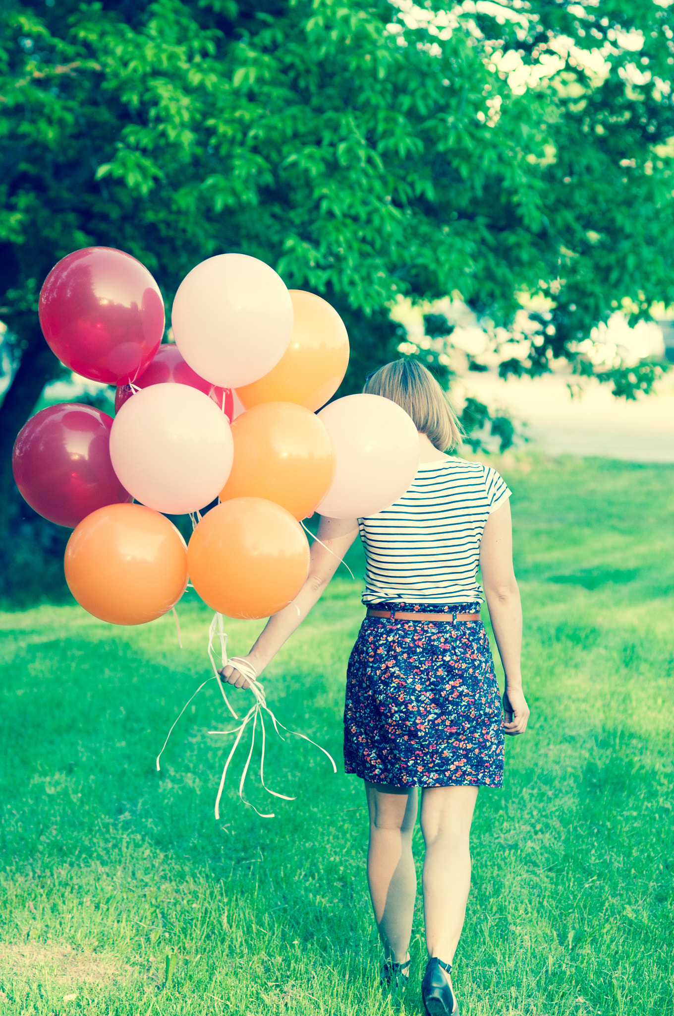 Nikon D300S + Nikon AF Nikkor 85mm F1.8D sample photo. Woman with balloons photography