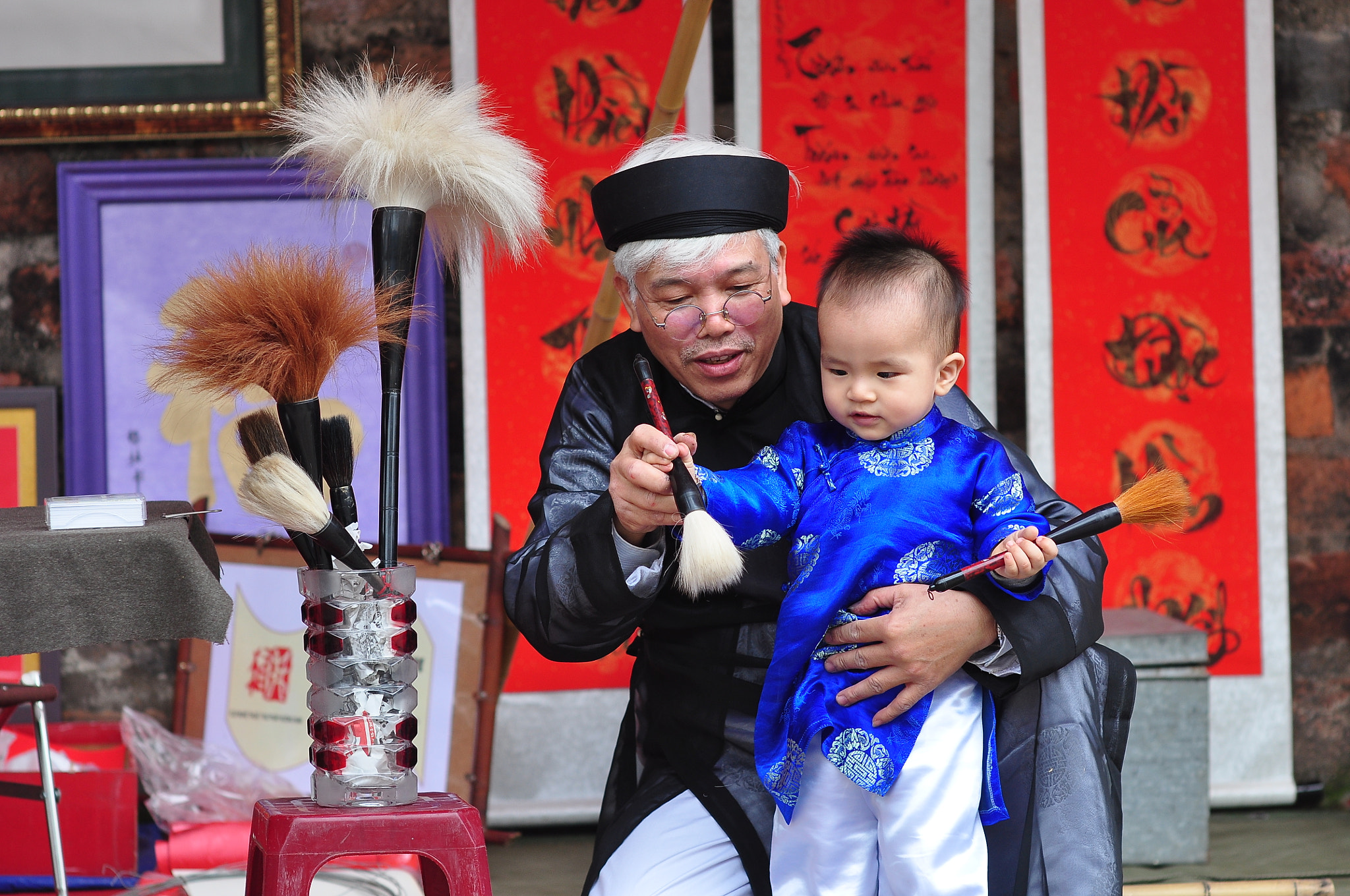 Nikon D90 + Nikon AF Nikkor 85mm F1.4D sample photo. The boy with ong do (old teacher) photography