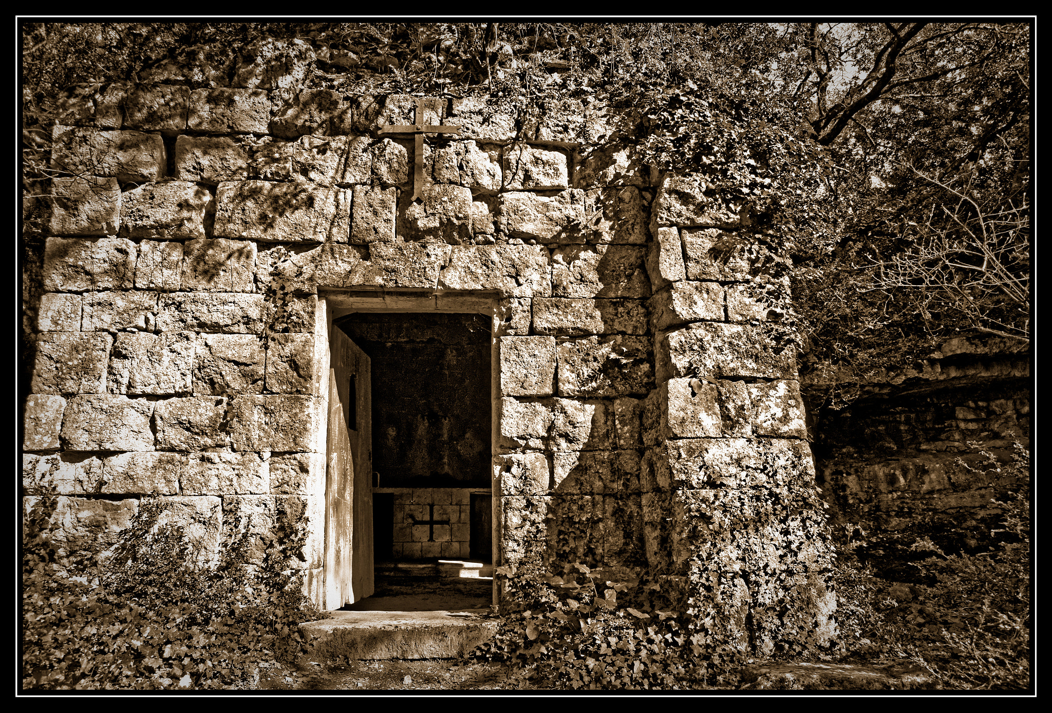 Pentax K-5 II sample photo. Croix des templiers dans une petite chapelle. photography