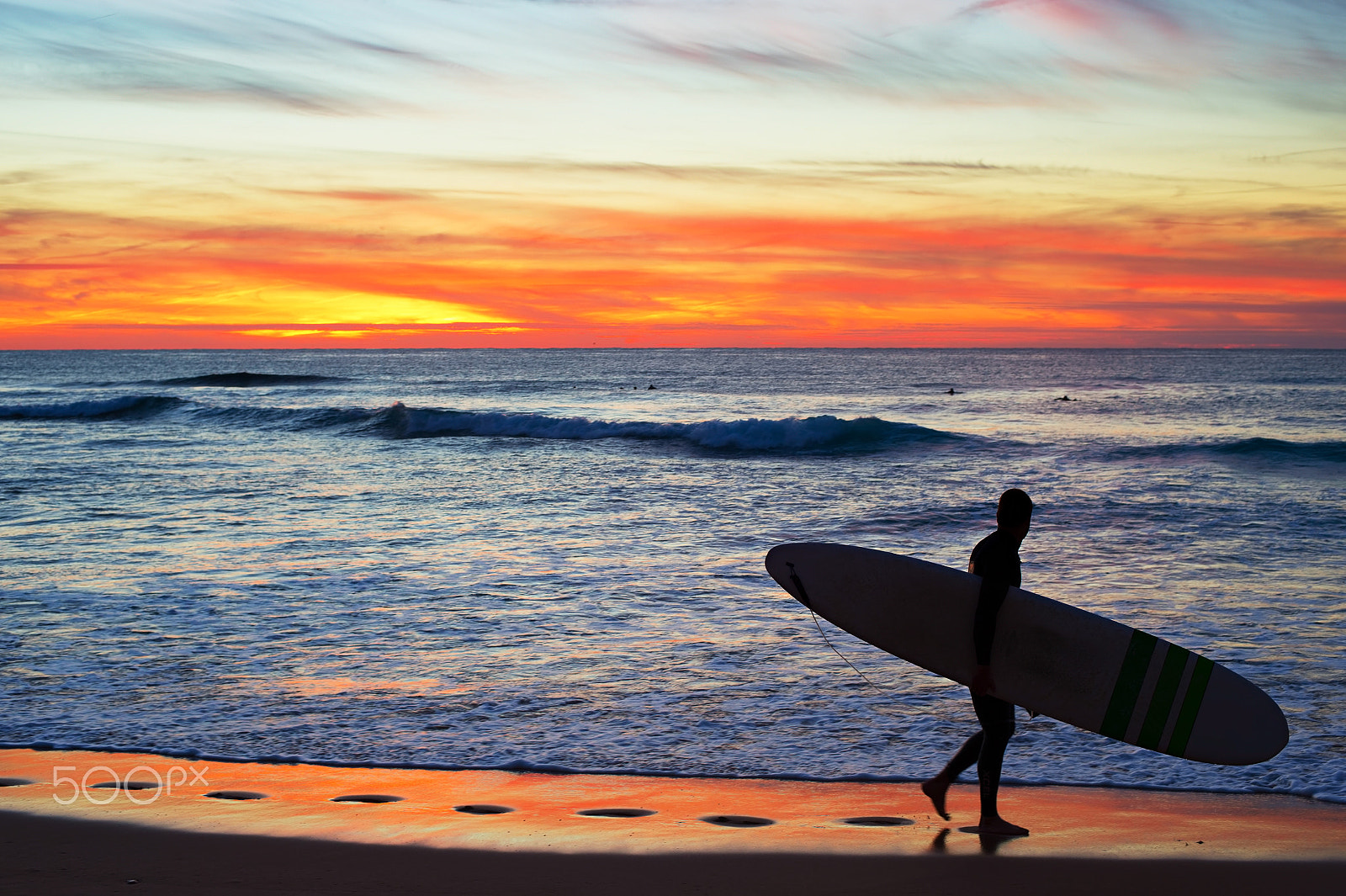 Nikon Df + Nikon AF Nikkor 50mm F1.4D sample photo. Surfer with longboard photography