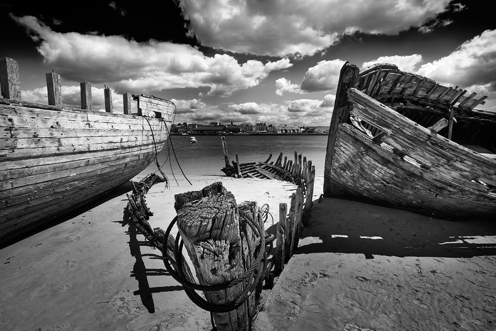 16-35mm F4 G SSM OSS sample photo. Wooden death photography