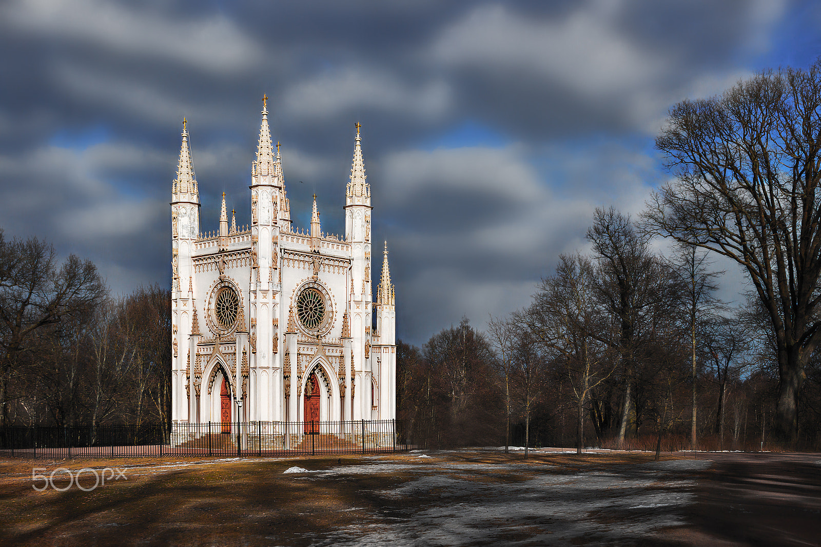 Canon EOS 600D (Rebel EOS T3i / EOS Kiss X5) + Canon EF 28mm F1.8 USM sample photo. Gothic chapel in peterhof photography