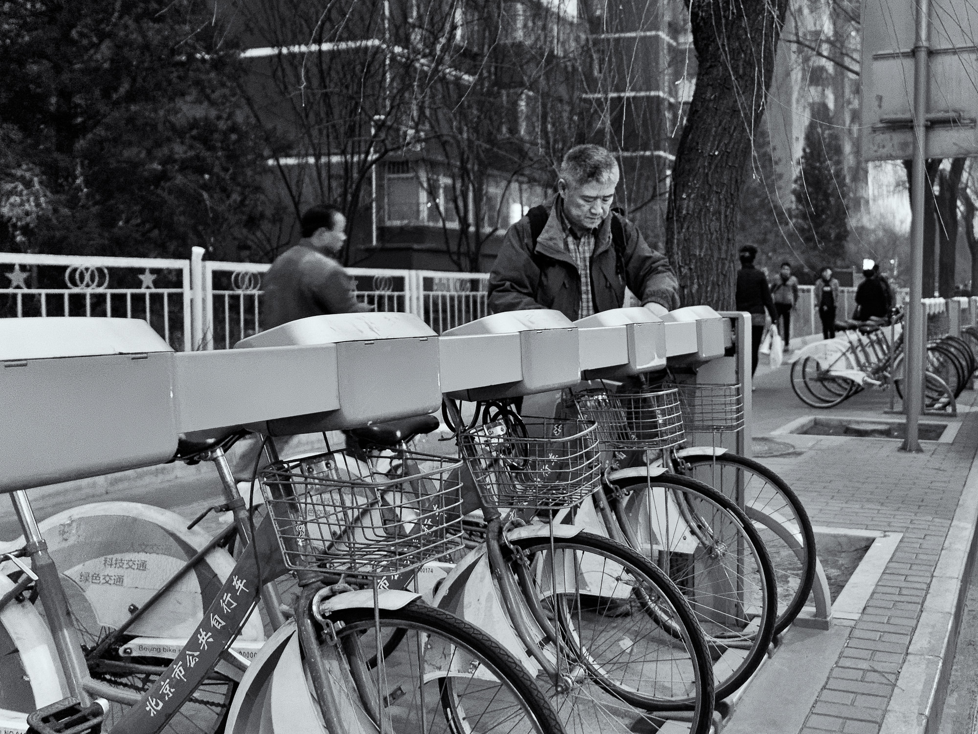 Panasonic Lumix DMC-GX7 + LEICA DG SUMMILUX 15/F1.7 sample photo. The old man stopping the bicycle photography