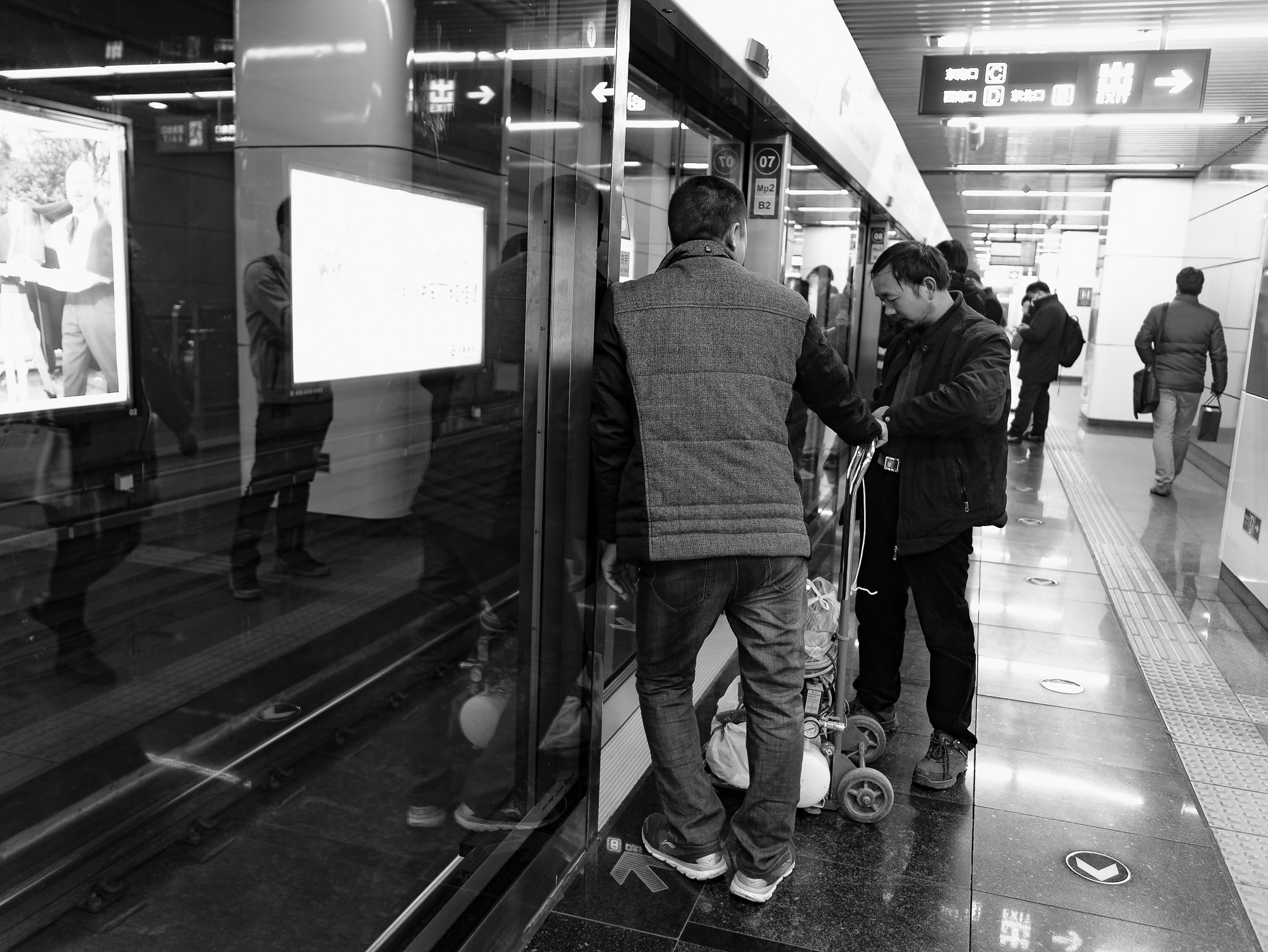 Panasonic Lumix DMC-GX7 + LEICA DG SUMMILUX 15/F1.7 sample photo. Constructor waiting subway photography