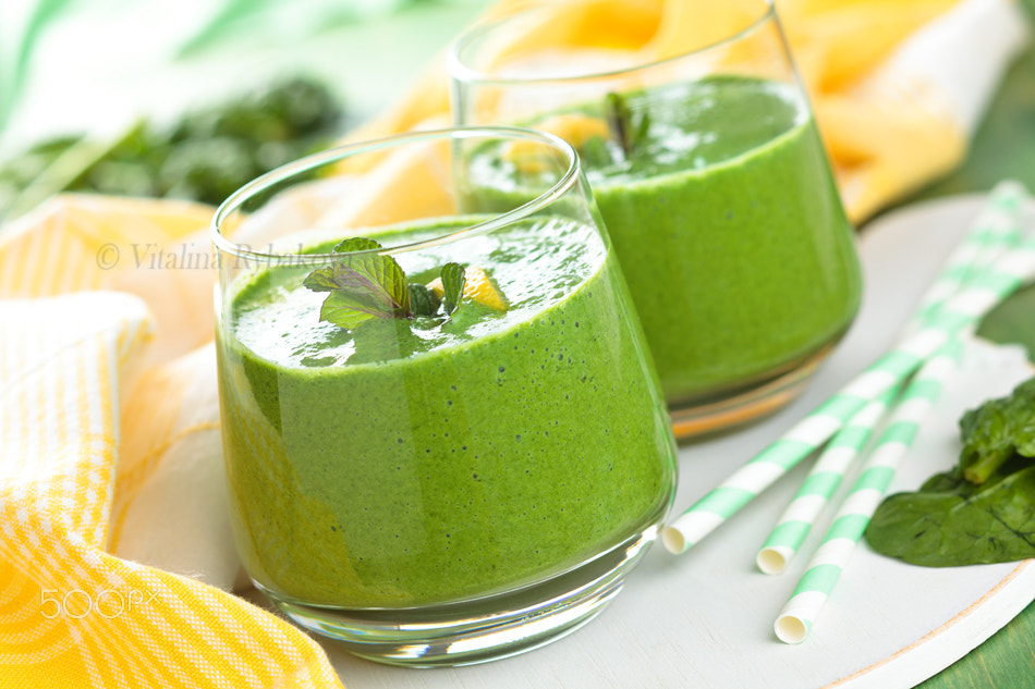 Canon TS-E 90mm F2.8 Tilt-Shift sample photo. Spinach smoothie  with mint. photography