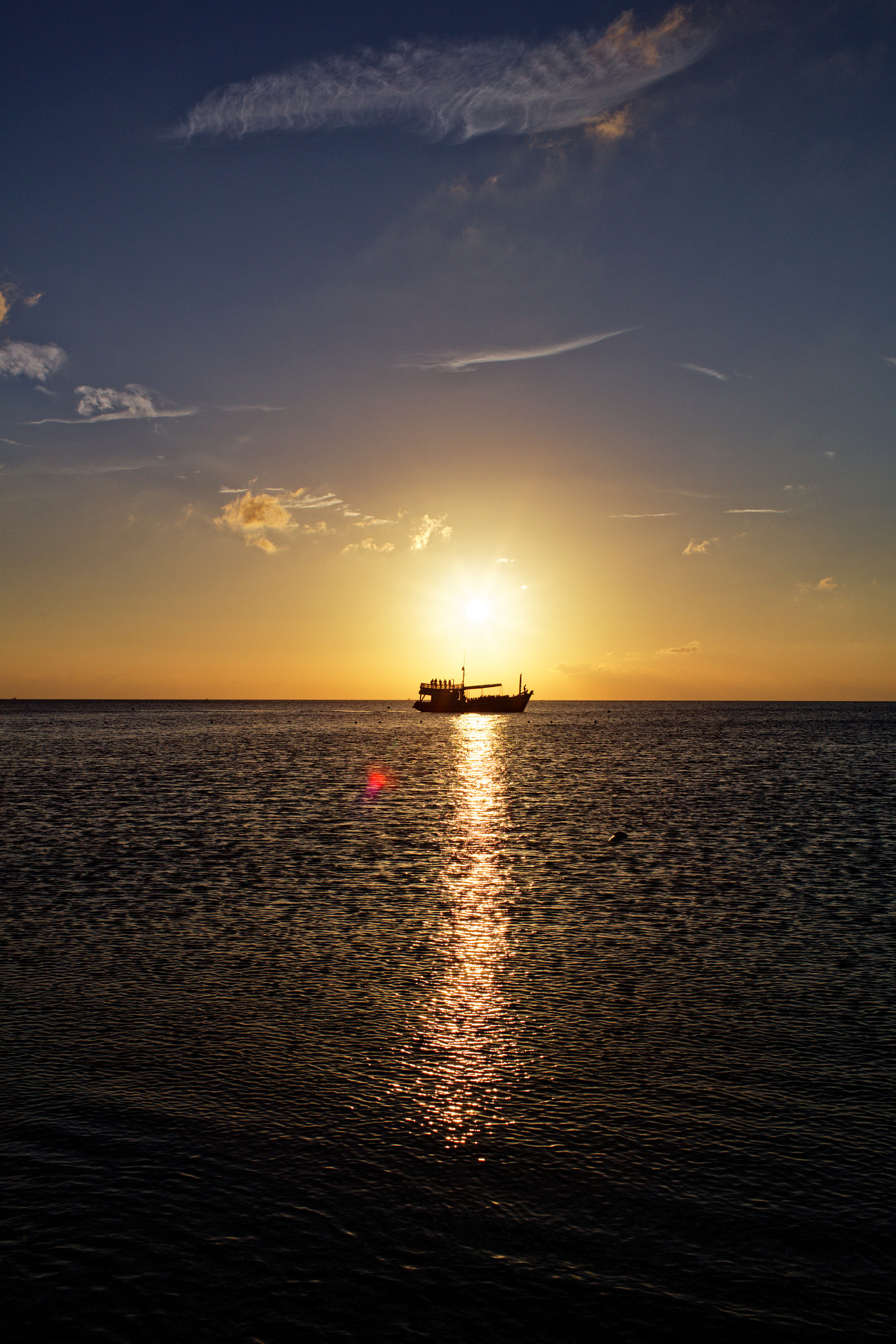 Canon EOS 5DS R + Canon EF 35mm F1.4L USM sample photo. Sunset @ koh nangyang photography