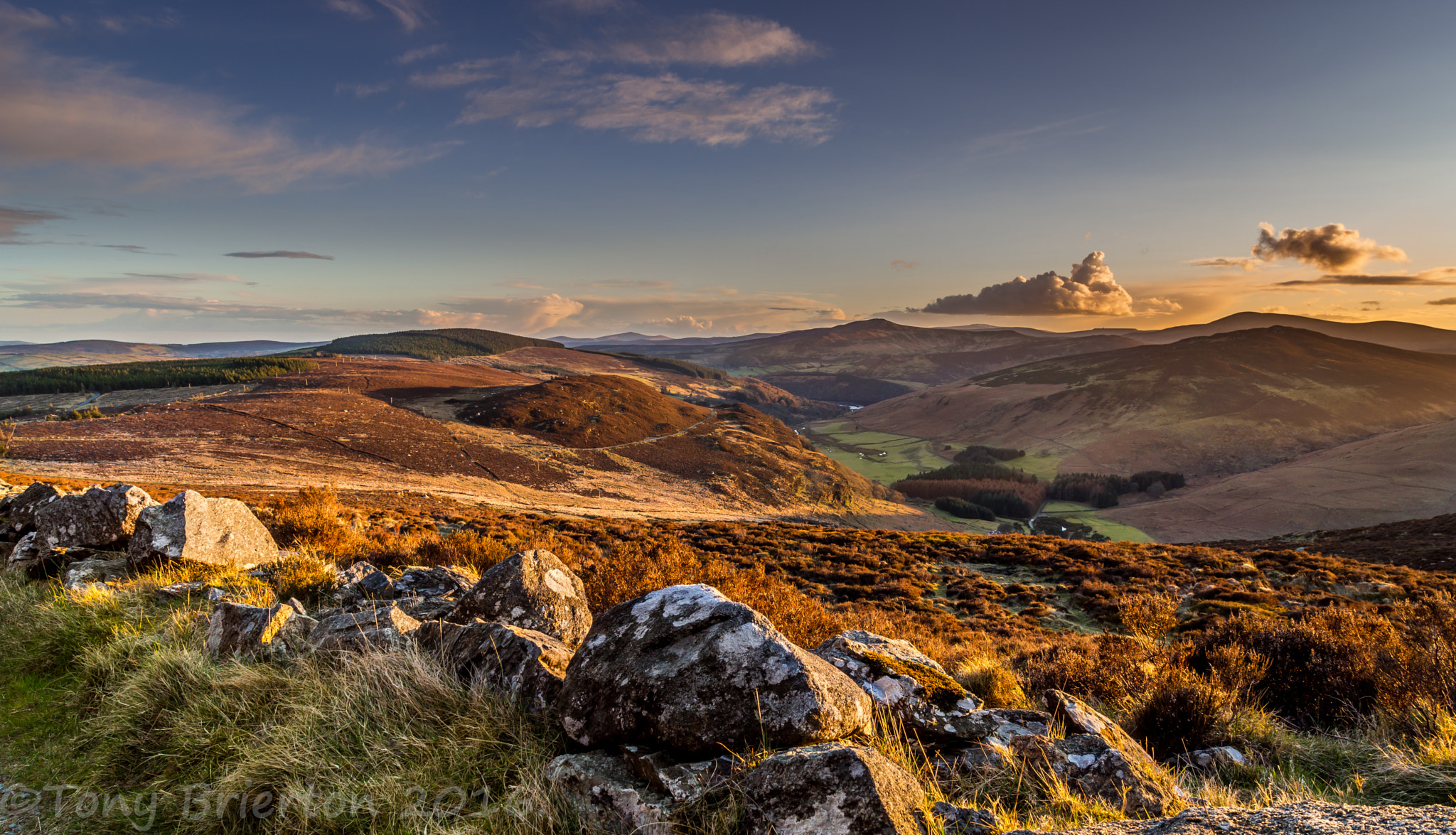 Sony a99 II + Sigma 20mm F1.8 EX DG Aspherical RF sample photo. The valley at dusk. photography