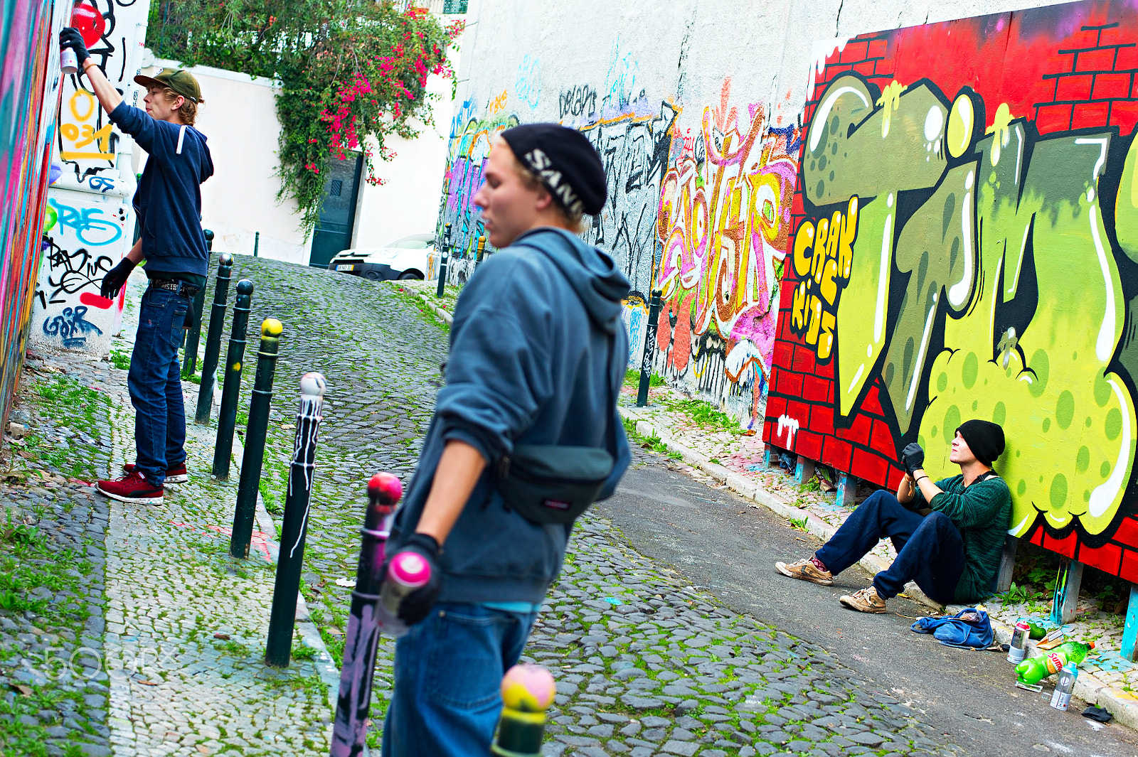 Nikon Df + Nikon AF Nikkor 50mm F1.4D sample photo. Teenagers paint graffiti photography