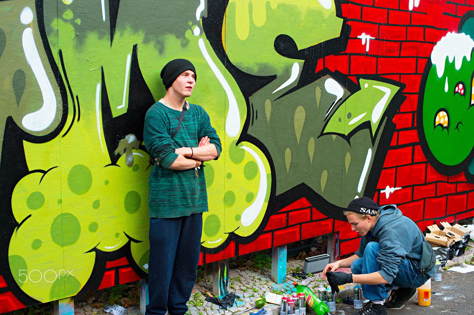 Nikon Df + Nikon AF Nikkor 50mm F1.4D sample photo. Teenagers graffiti painters photography