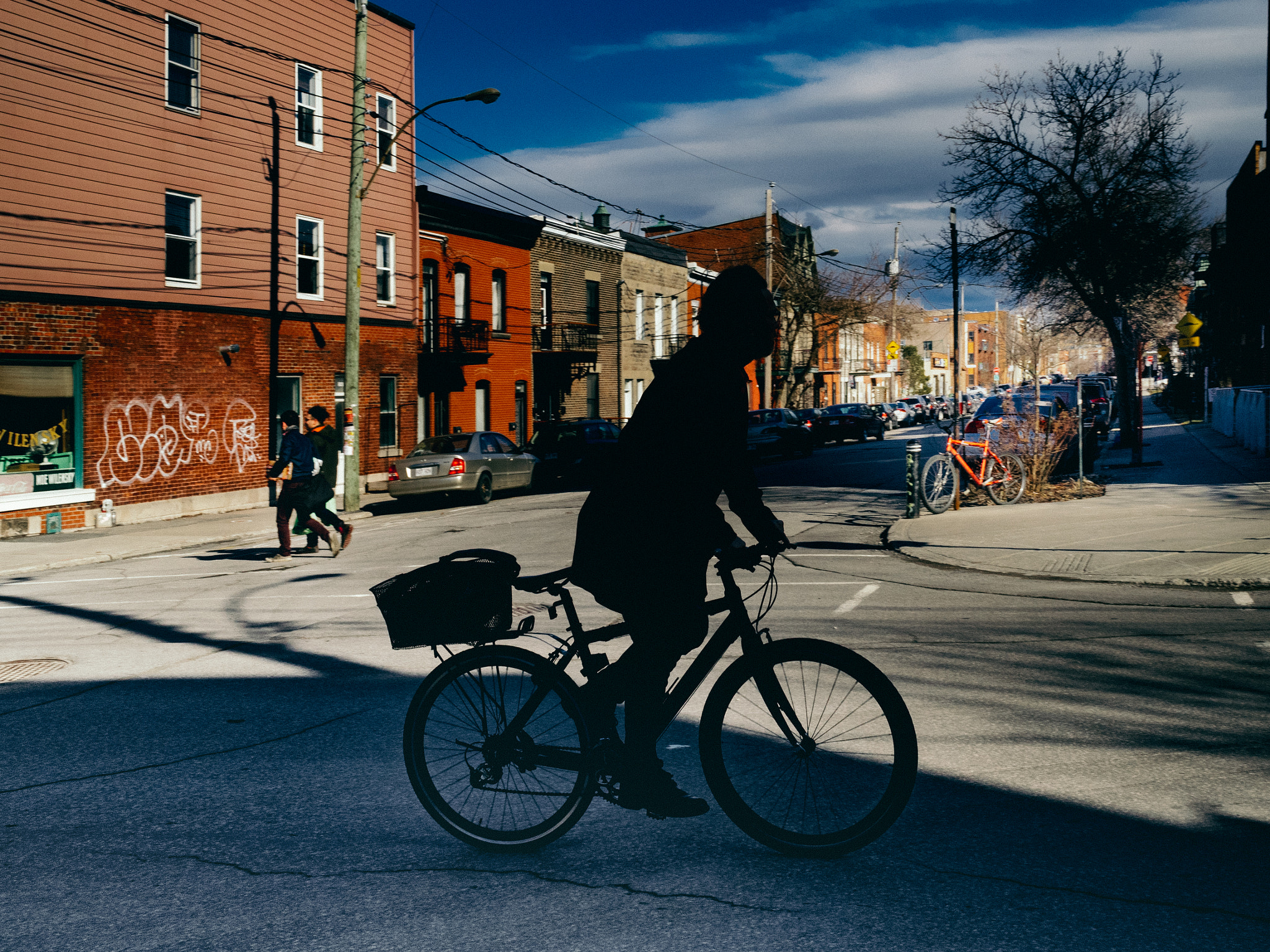 Olympus OM-D E-M1 + Olympus M.Zuiko Digital 17mm F1.8 sample photo. The mysterious mile end bicycle man photography