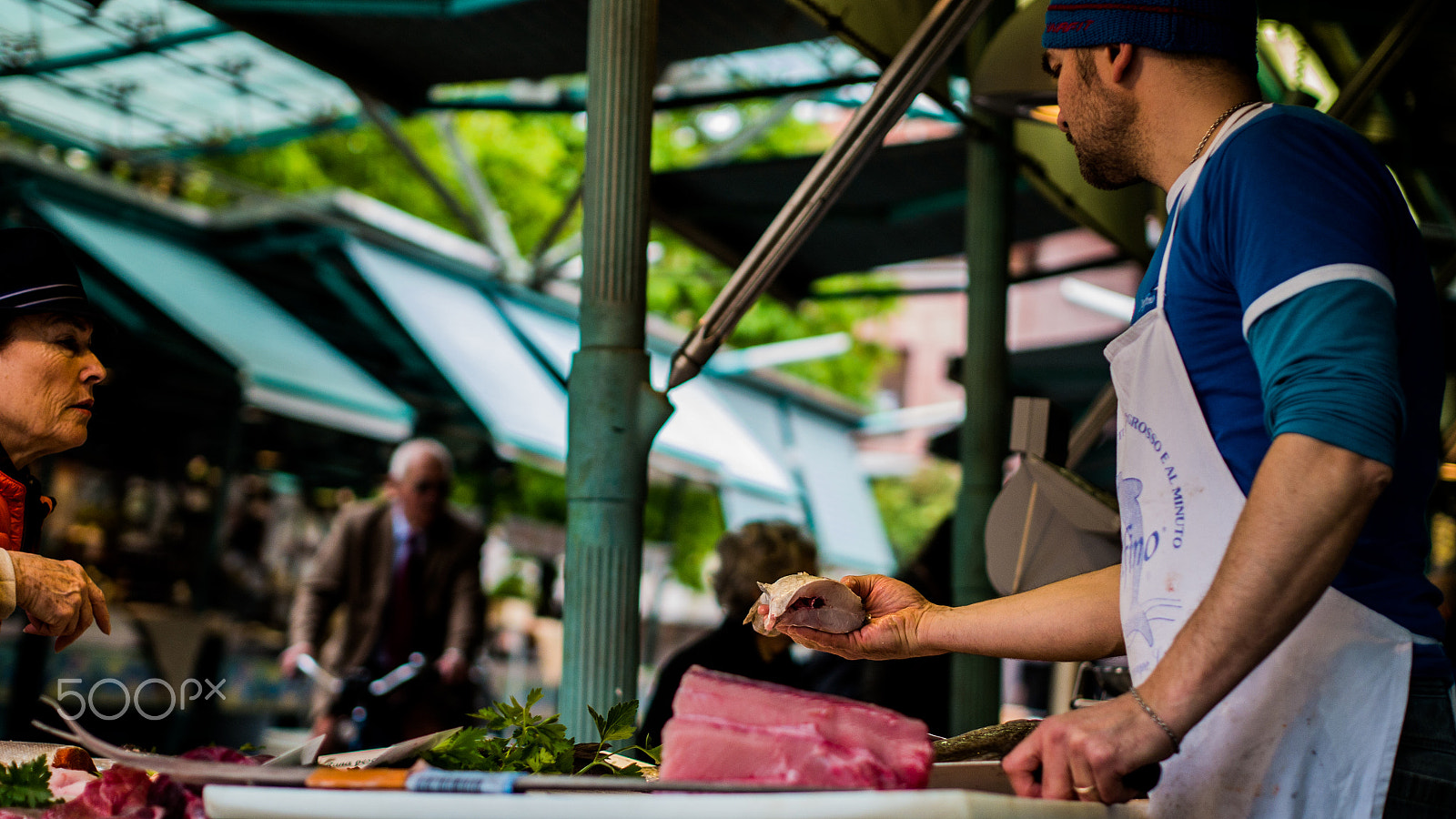 Panasonic Lumix DMC-G6 + Olympus M.Zuiko Digital 45mm F1.8 sample photo. Fishmonger in treviso, italy photography