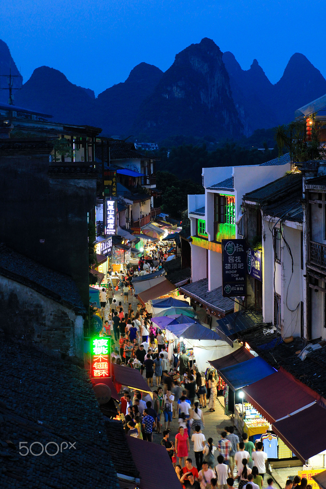 Canon EOS 550D (EOS Rebel T2i / EOS Kiss X4) + Sigma 24-70mm F2.8 EX DG Macro sample photo. Yangshuo by night photography