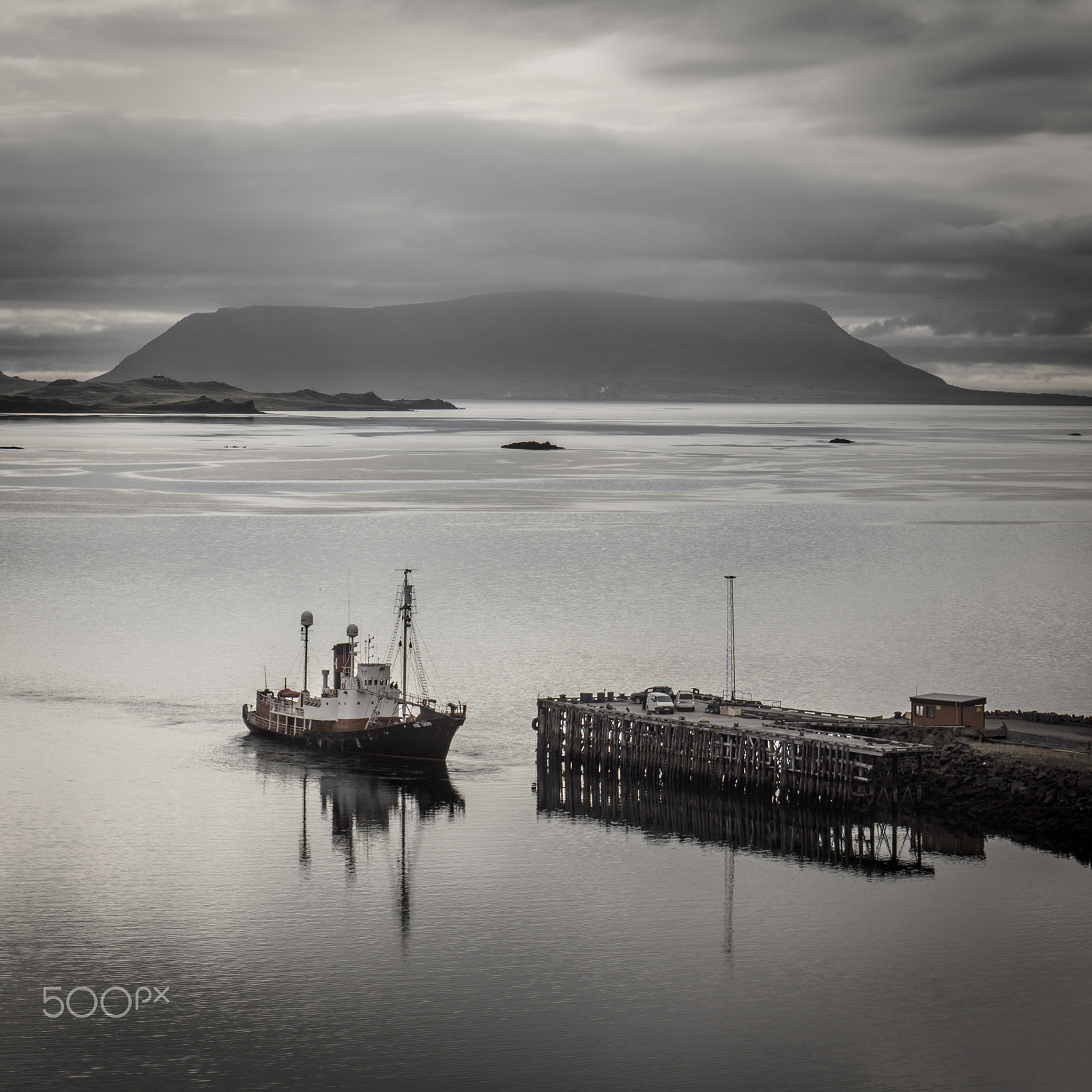 Sony Alpha NEX-7 + Sony Vario-Tessar T* E 16-70mm F4 ZA OSS sample photo. Small oil tanker in a large bay photography