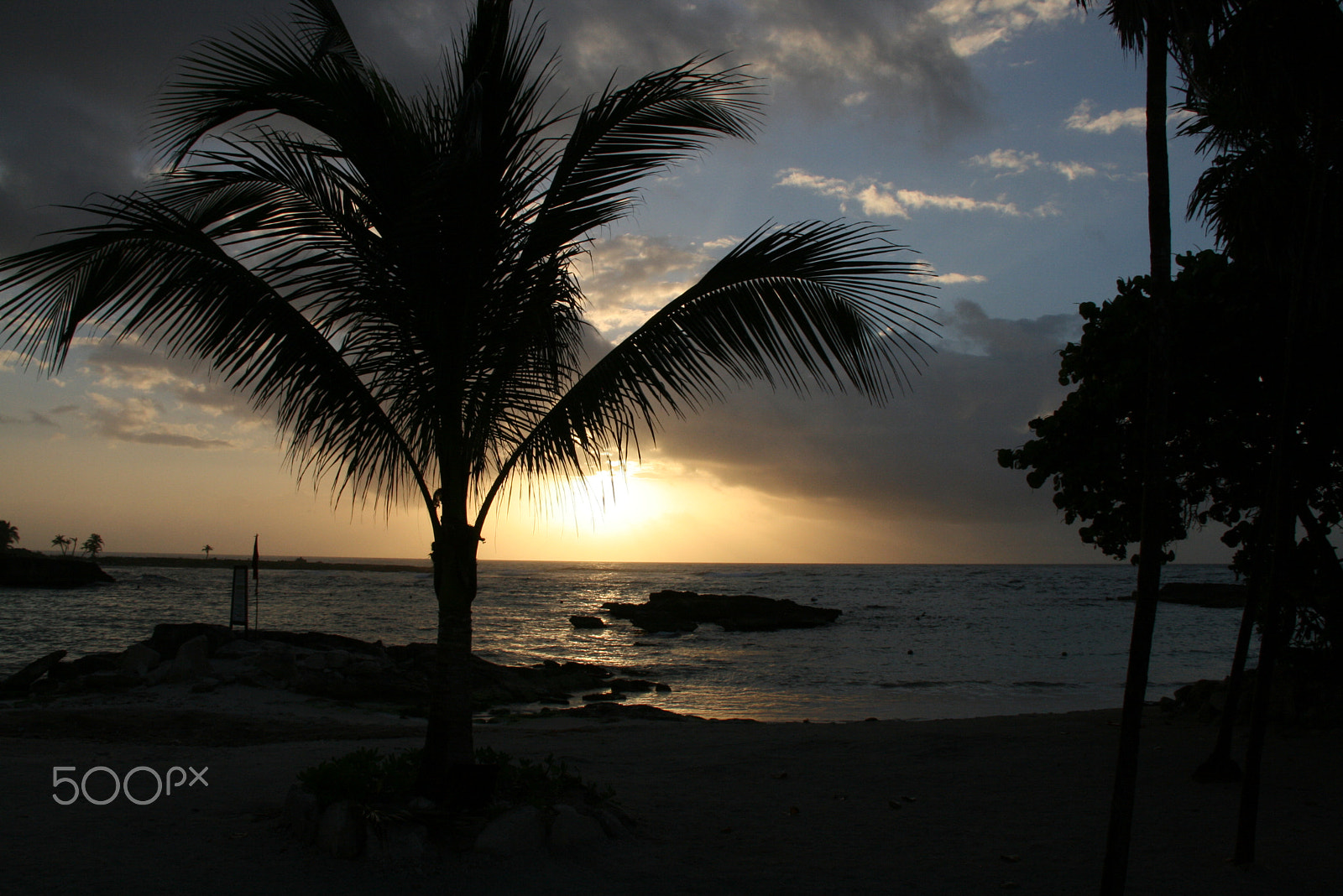 Canon EOS 400D (EOS Digital Rebel XTi / EOS Kiss Digital X) sample photo. Resort morning photography