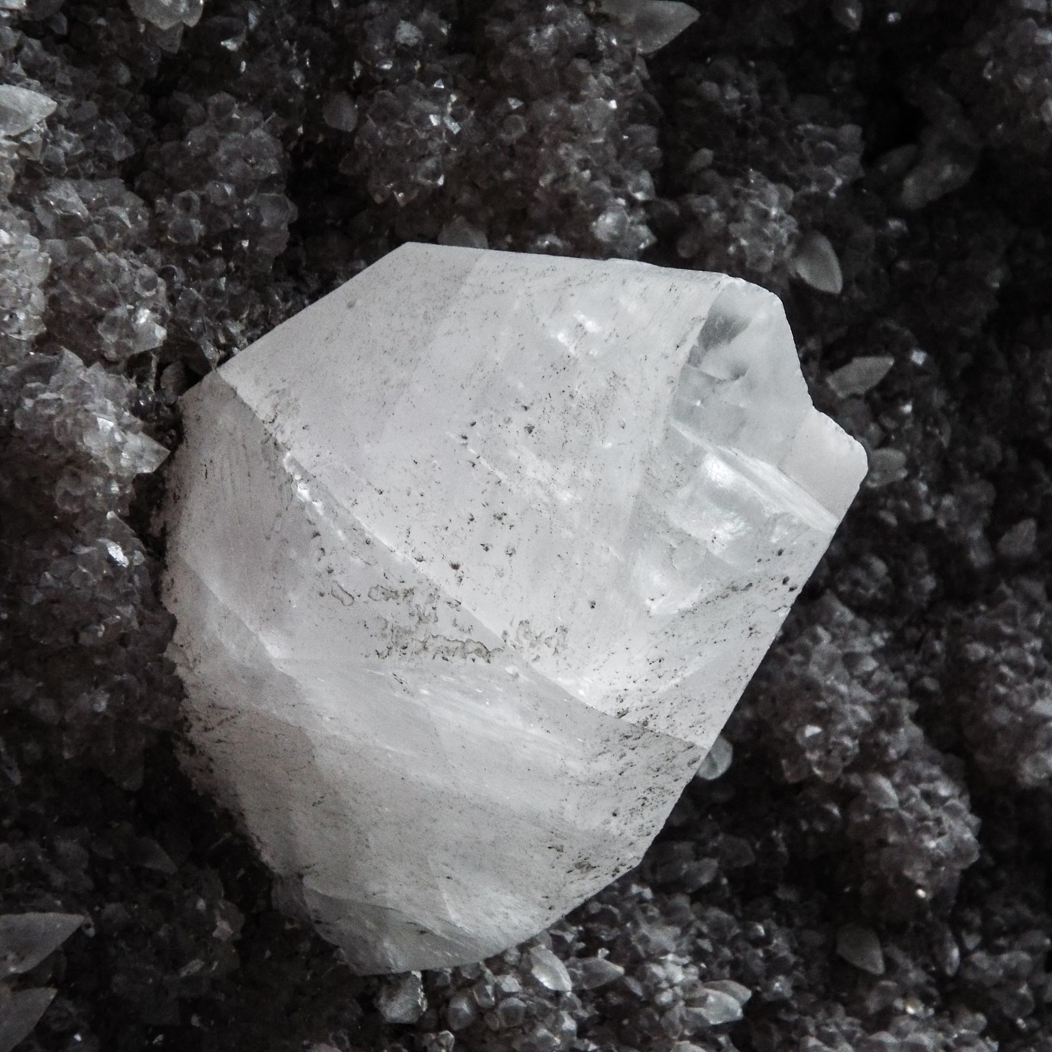 Fujifilm FinePix S9400W sample photo. It's a big or a small crystal? photography