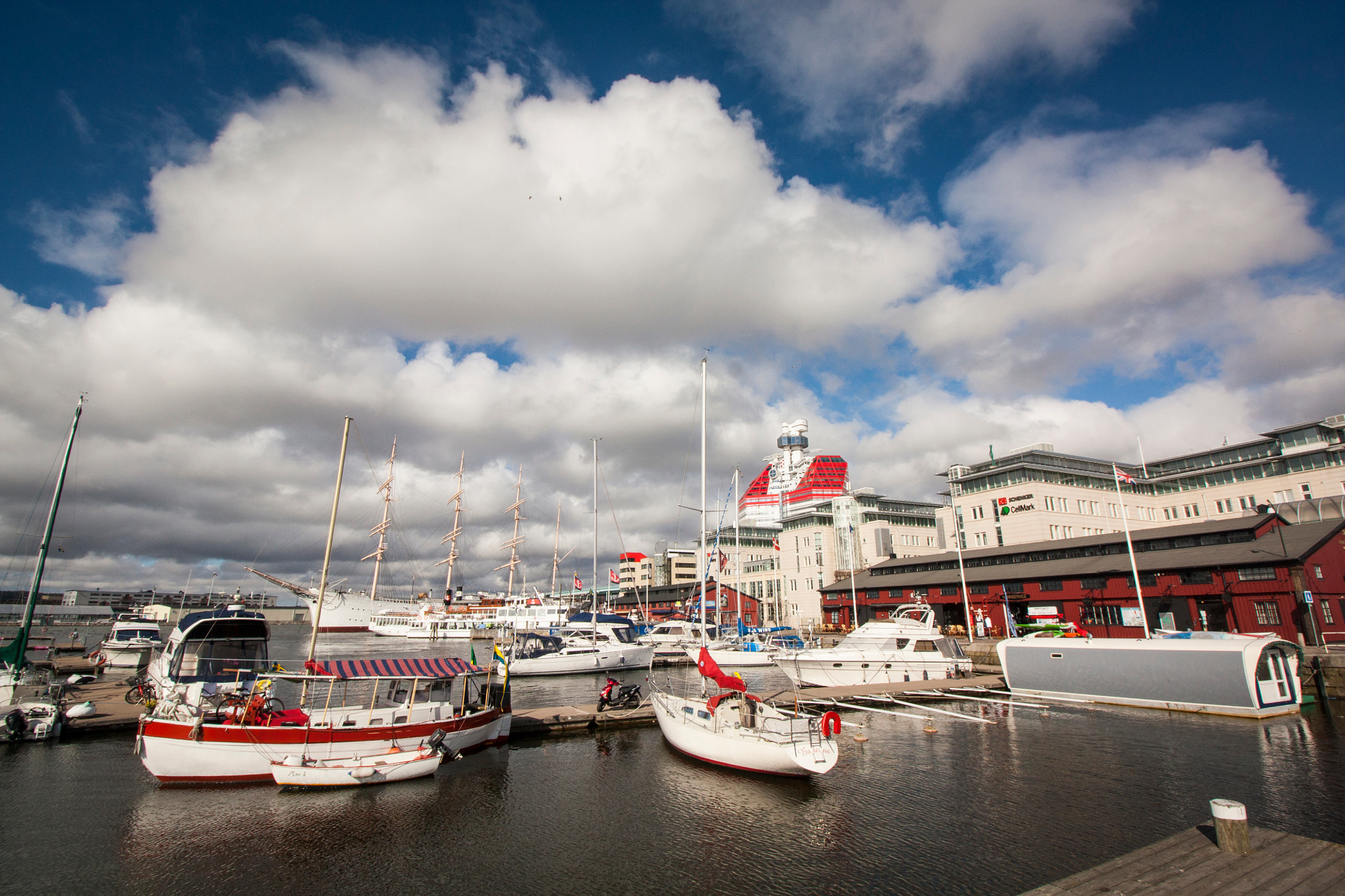 Canon EF-S 10-18mm F4.5–5.6 IS STM sample photo. Port of gothenburg during day photography