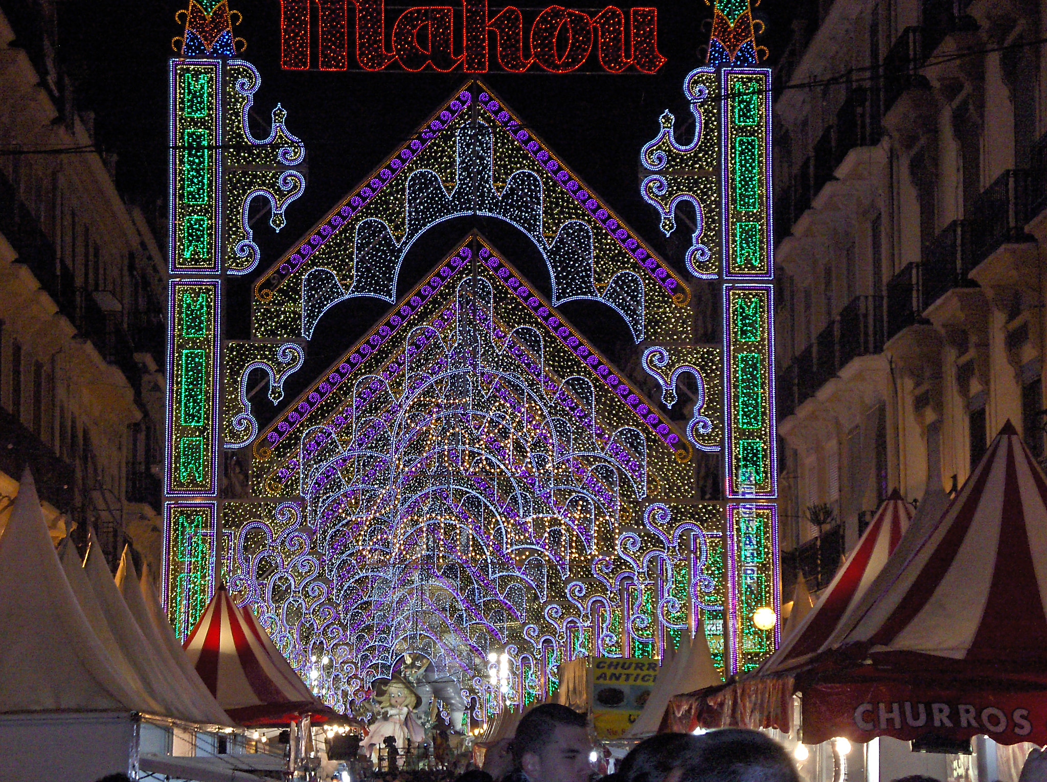 HP PHOTOSMART R818  (V01.00)+ sample photo. Calle iluminada, fallas valencia ,spain photography