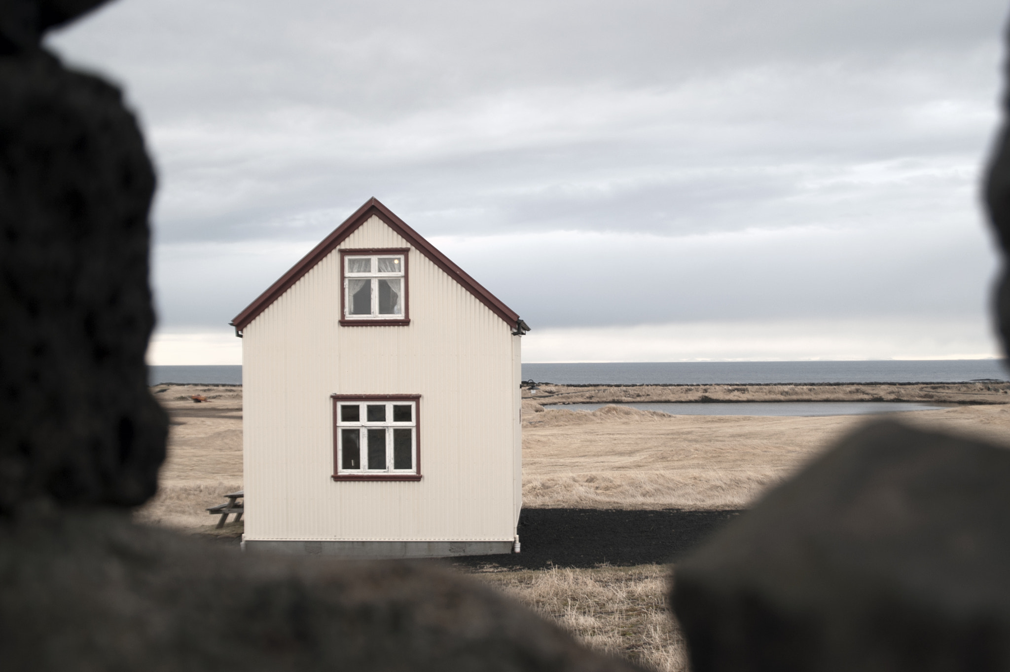 KONICA MINOLTA MAXXUM 5D sample photo. A lonely house at the shore photography
