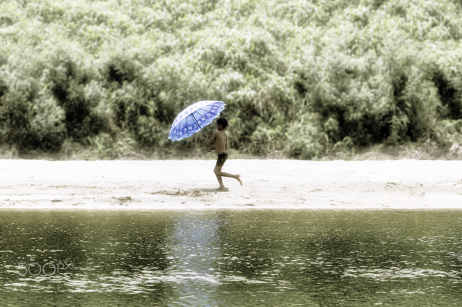 Canon EOS 100D (EOS Rebel SL1 / EOS Kiss X7) sample photo. Blue umbrella photography