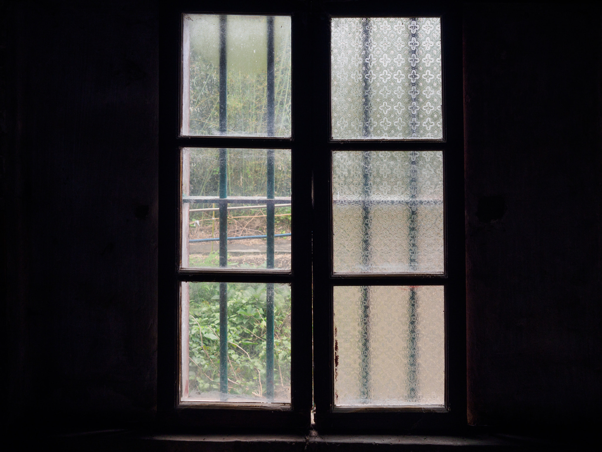 Olympus OM-D E-M10 + Olympus M.Zuiko Digital 17mm F1.8 sample photo. Old wooden window photography