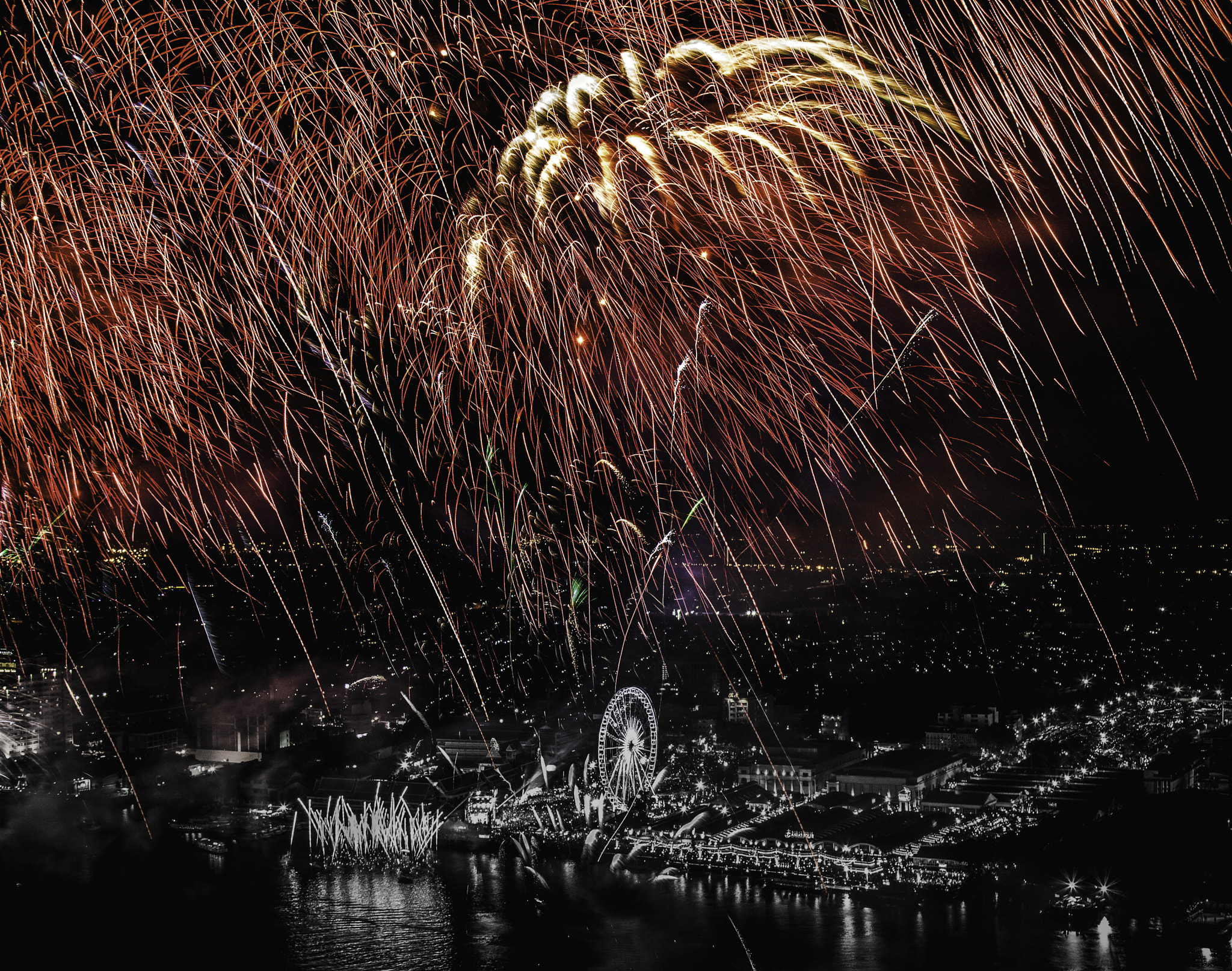 Canon EOS 100D (EOS Rebel SL1 / EOS Kiss X7) sample photo. Fireworks in the city photography