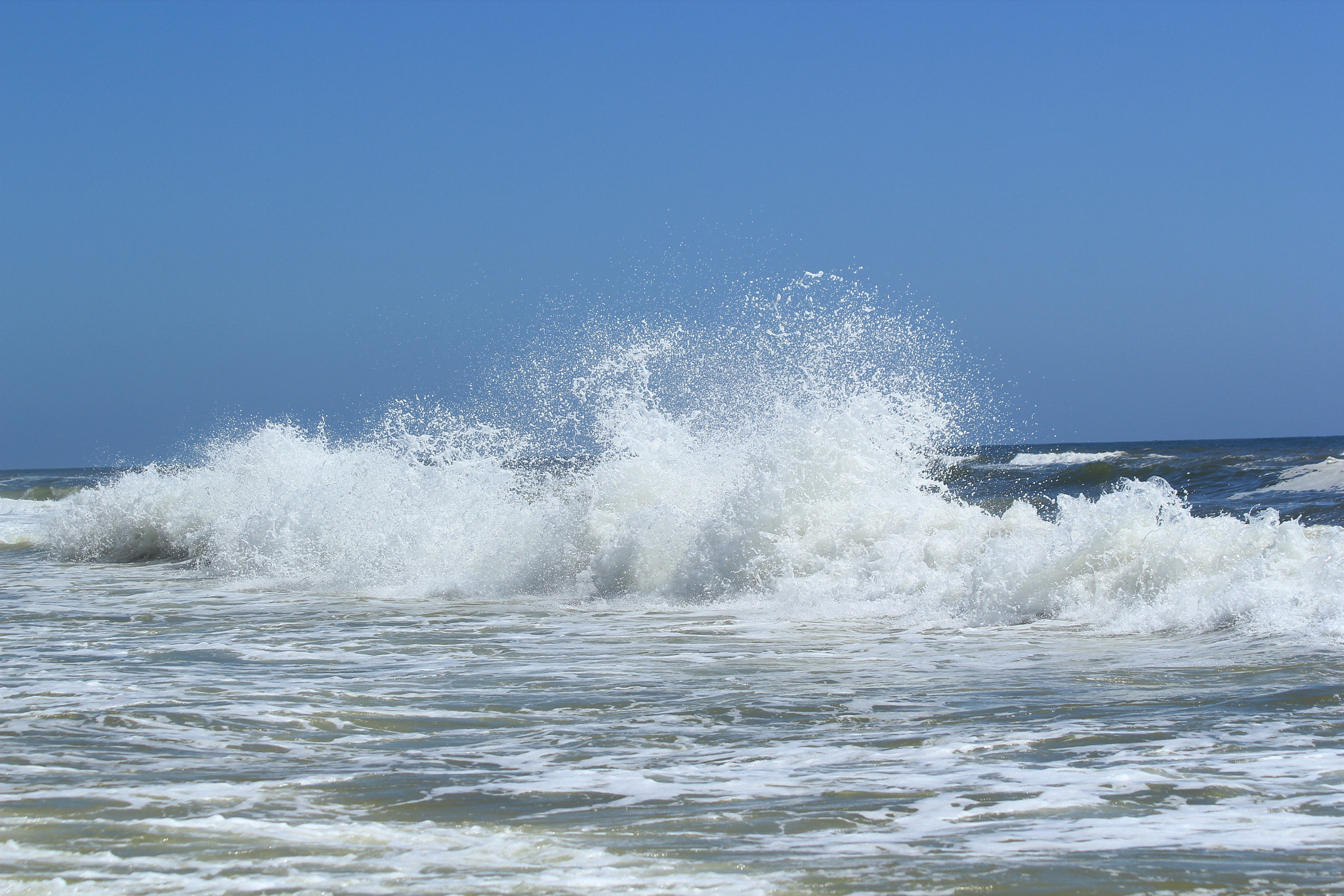 Canon EF 70-300mm F4-5.6 IS USM sample photo. Crashing waves photography