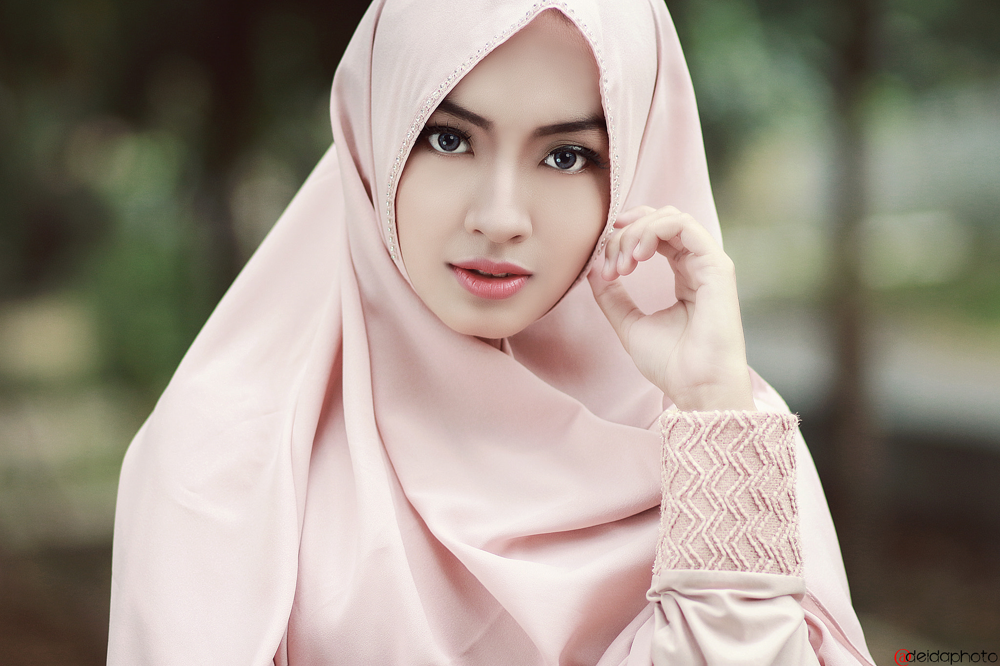 Canon EOS 100D (EOS Rebel SL1 / EOS Kiss X7) + Canon EF 85mm F1.8 USM sample photo. Hijab model photography