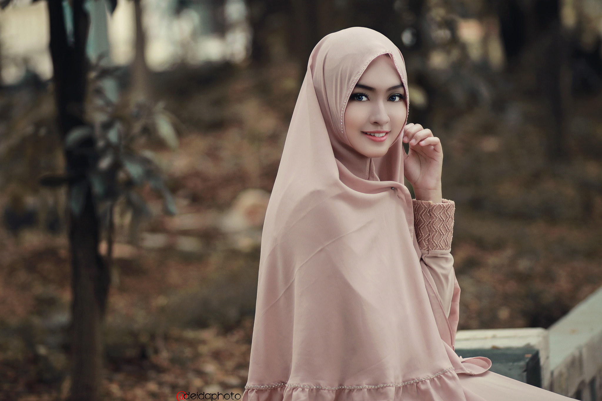 Canon EOS 100D (EOS Rebel SL1 / EOS Kiss X7) + Canon EF 85mm F1.8 USM sample photo. Hijab model photography