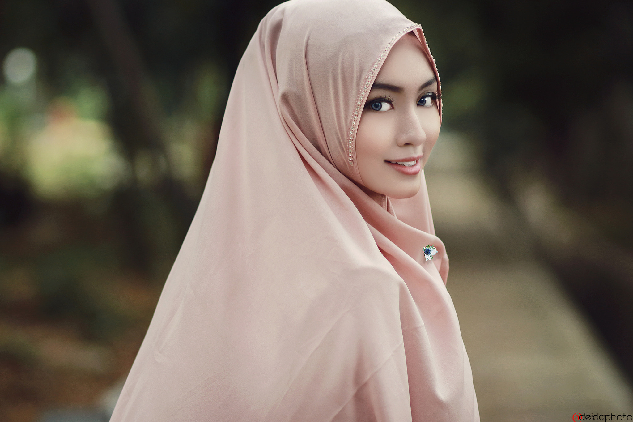 Canon EOS 100D (EOS Rebel SL1 / EOS Kiss X7) + Canon EF 85mm F1.8 USM sample photo. Hijab model photography