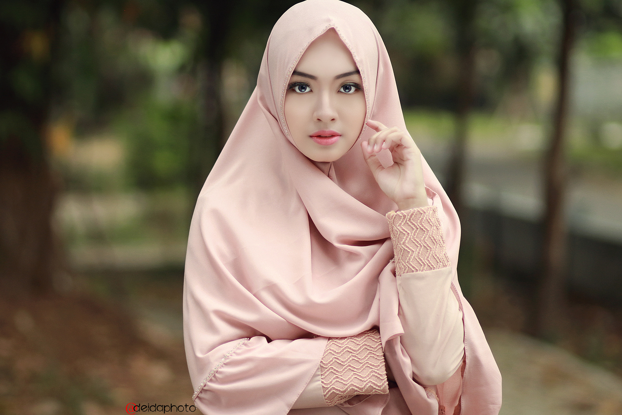 Canon EOS 100D (EOS Rebel SL1 / EOS Kiss X7) + Canon EF 85mm F1.8 USM sample photo. Hijab model photography