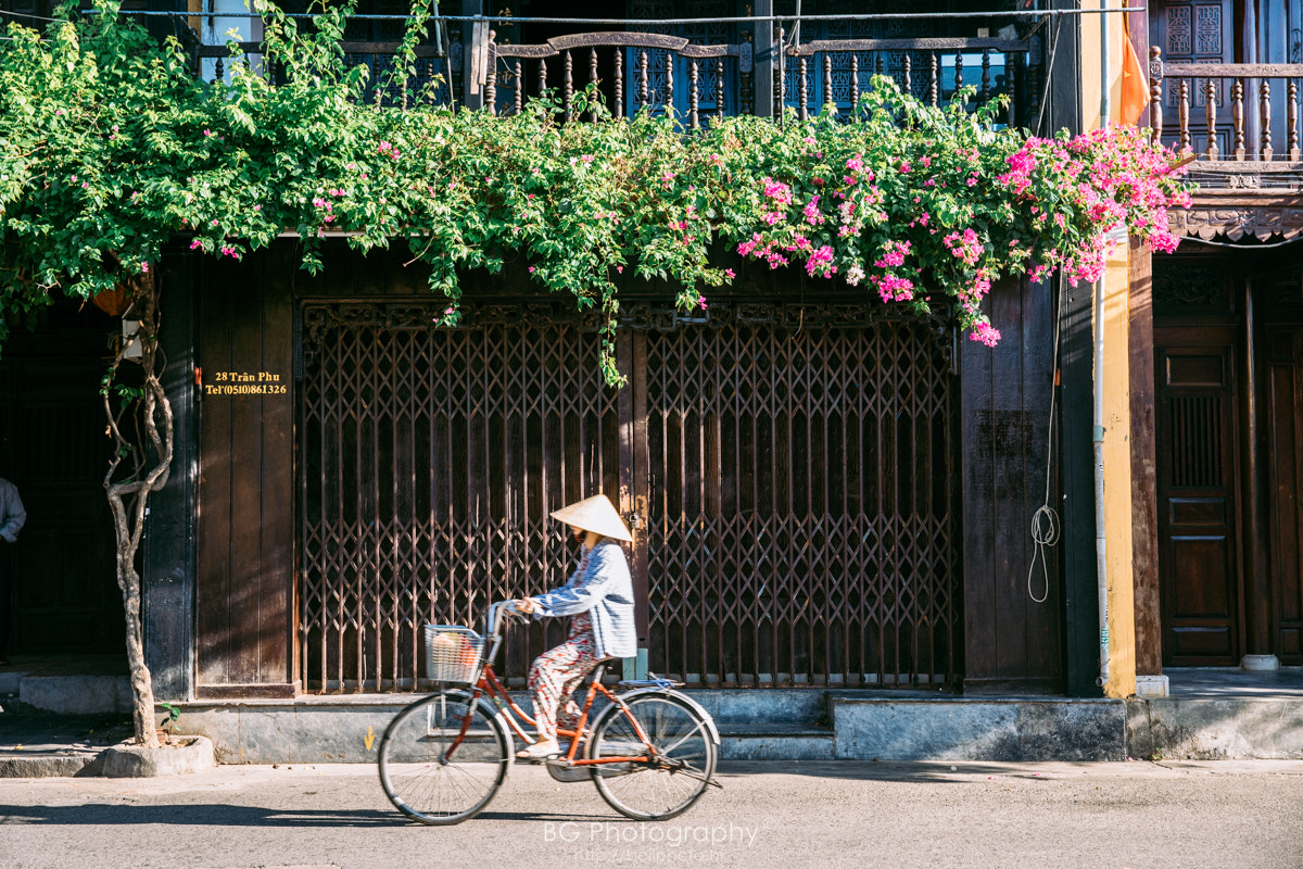 Sony a7 + Canon EF 85mm F1.2L II USM sample photo. Street view hoian. photography