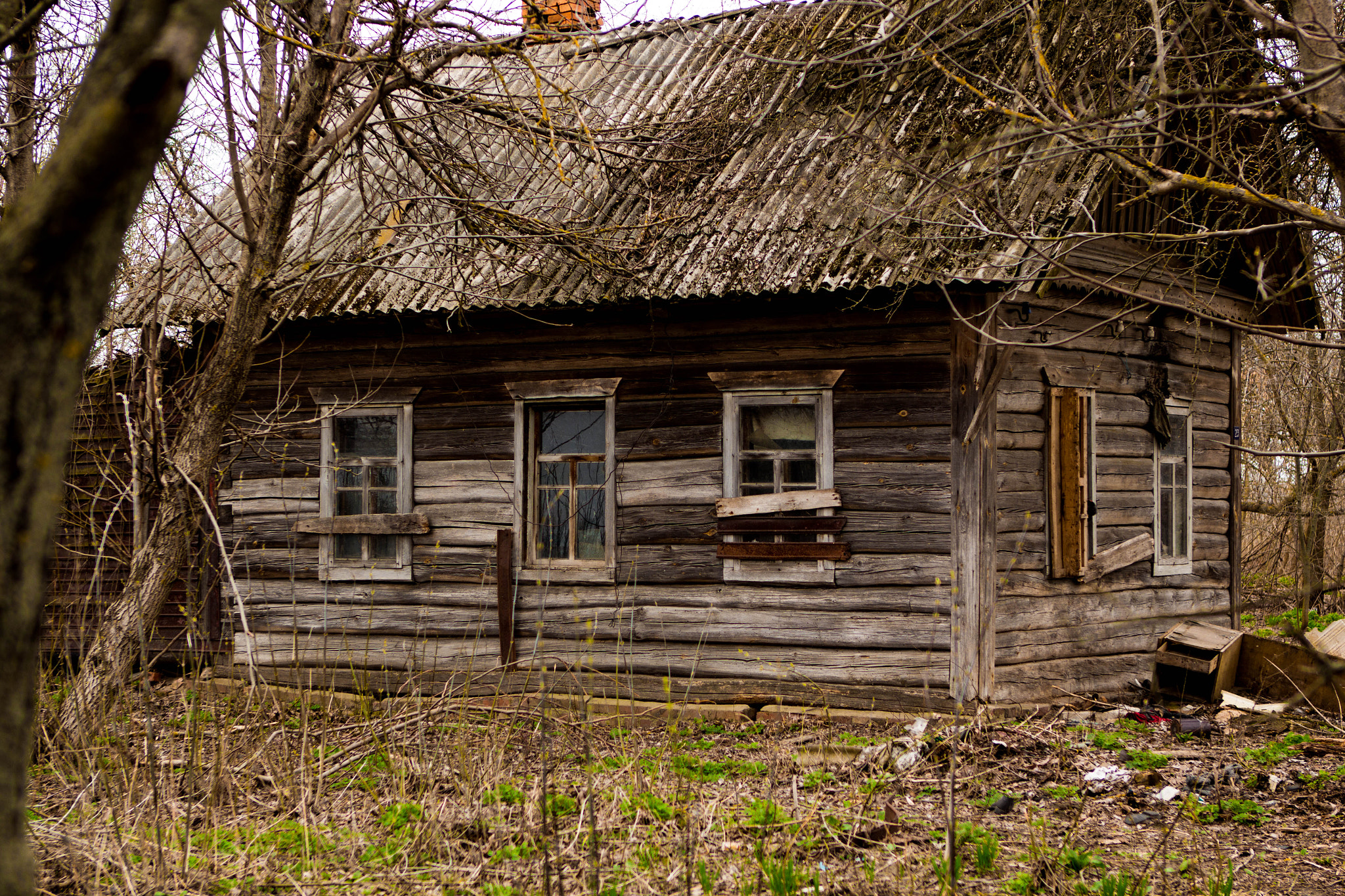 Canon EOS 650D (EOS Rebel T4i / EOS Kiss X6i) + Canon EF 24-70mm F2.8L USM sample photo. House with ghosts photography