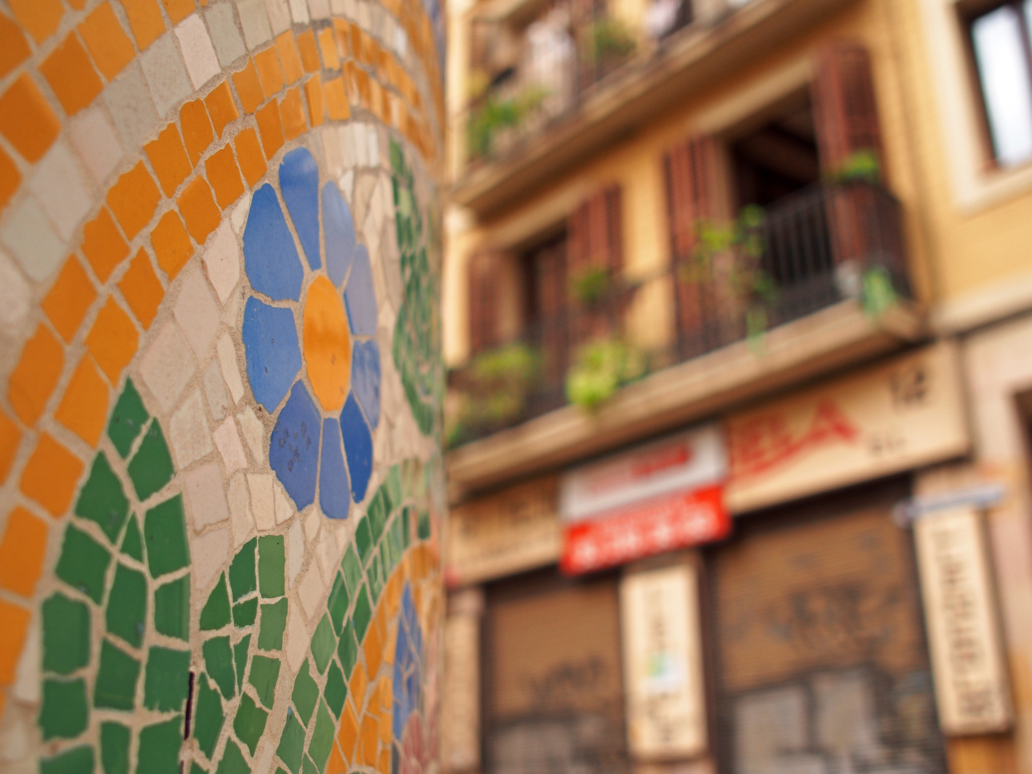 Olympus PEN E-PL5 + Sigma 19mm F2.8 DN Art sample photo. Tiled column, barcelona photography
