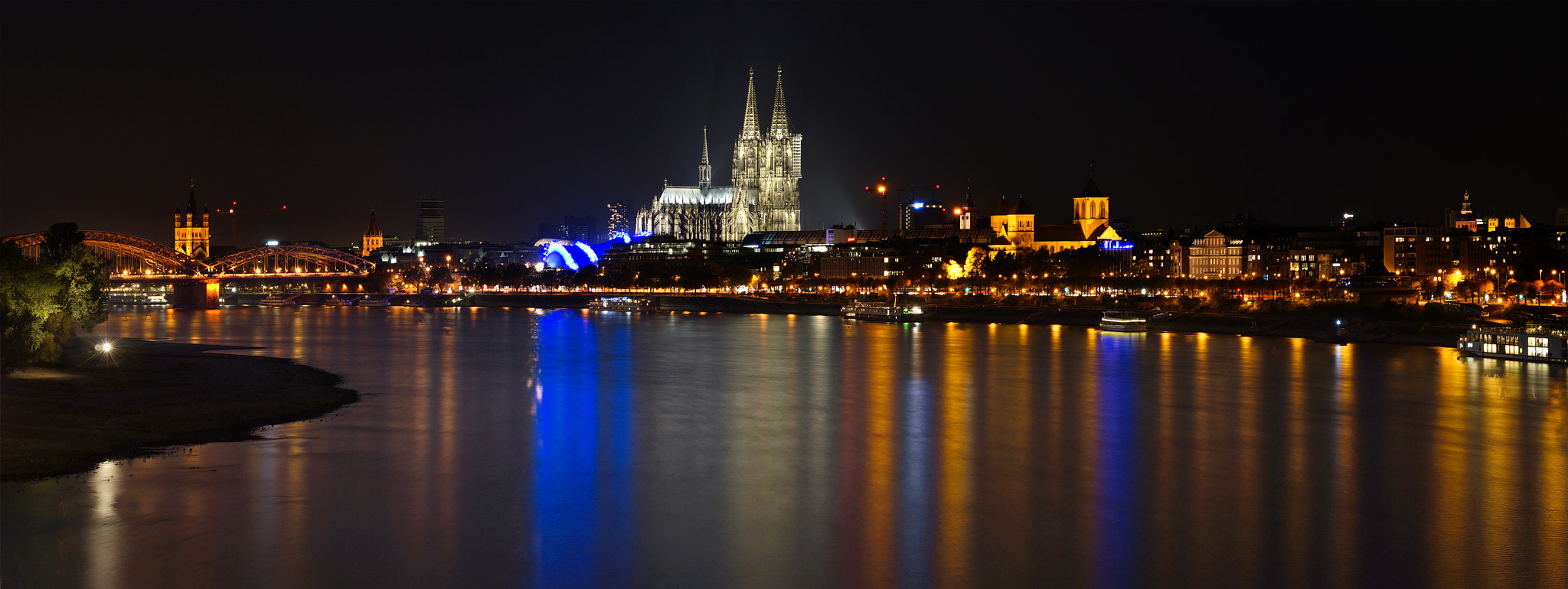 Sony SLT-A65 (SLT-A65V) + Minolta AF 50mm F3.5 Macro sample photo. Cologne in the night photography