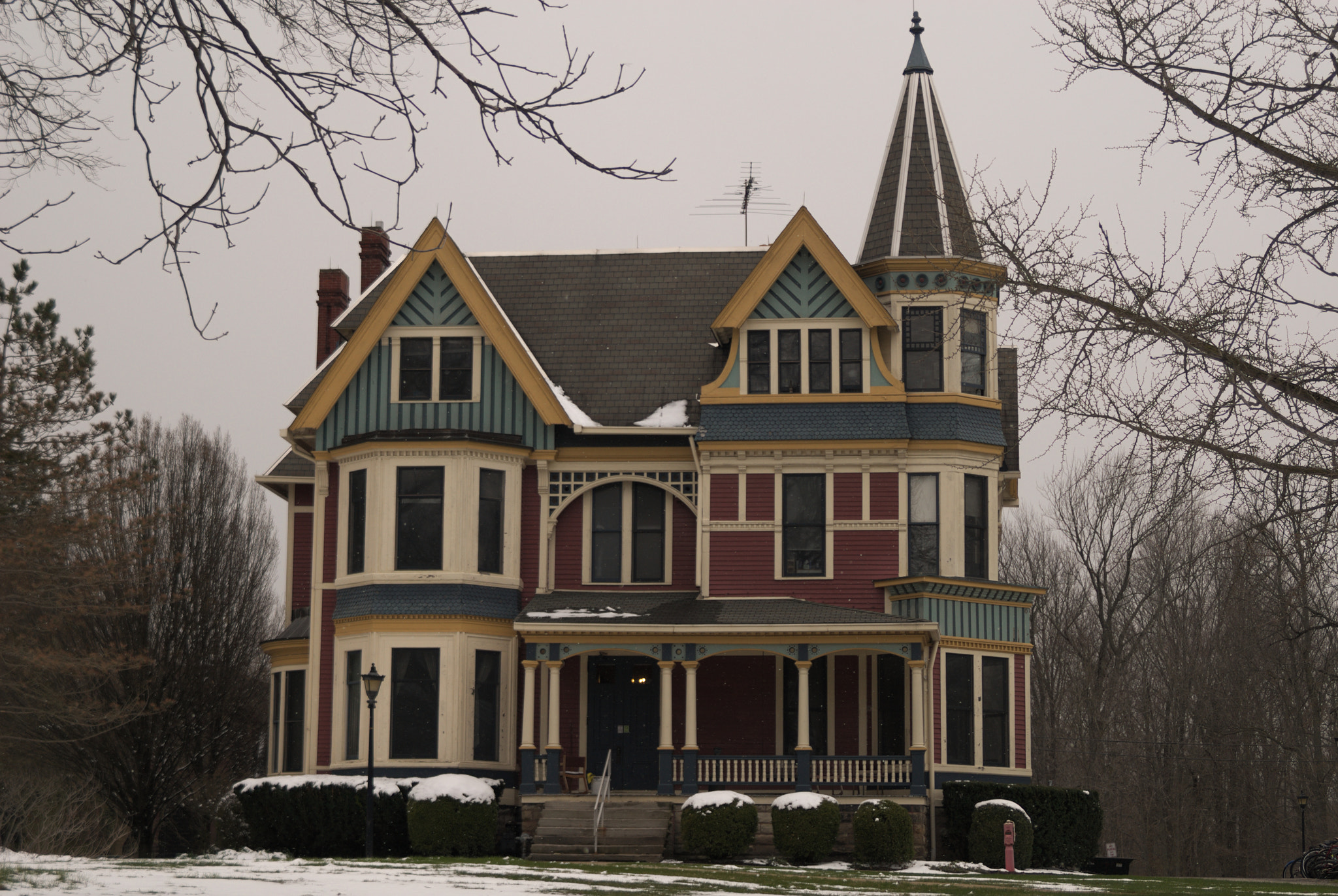 AF Zoom-Nikkor 35-70mm f/3.3-4.5 sample photo. Oberlin grand old house photography