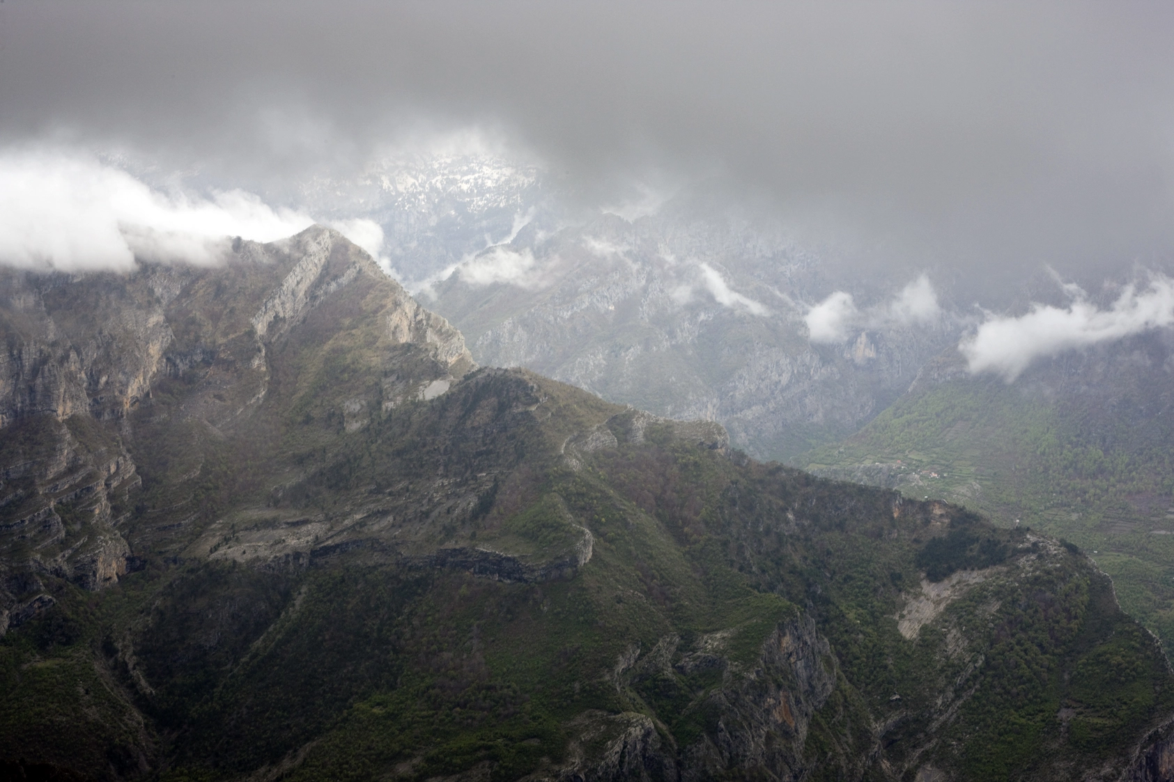 Canon EOS-1Ds Mark III + Canon EF 50mm F1.8 II sample photo. Fog & mountains photography