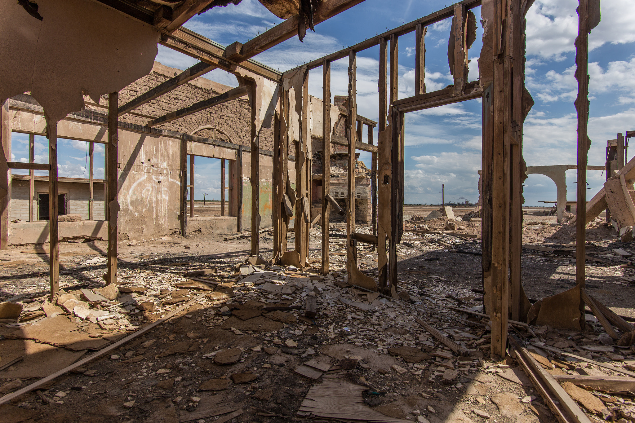 Canon EF-S 17-85mm F4-5.6 IS USM sample photo. Abandoned adobe building at the salton sea photography