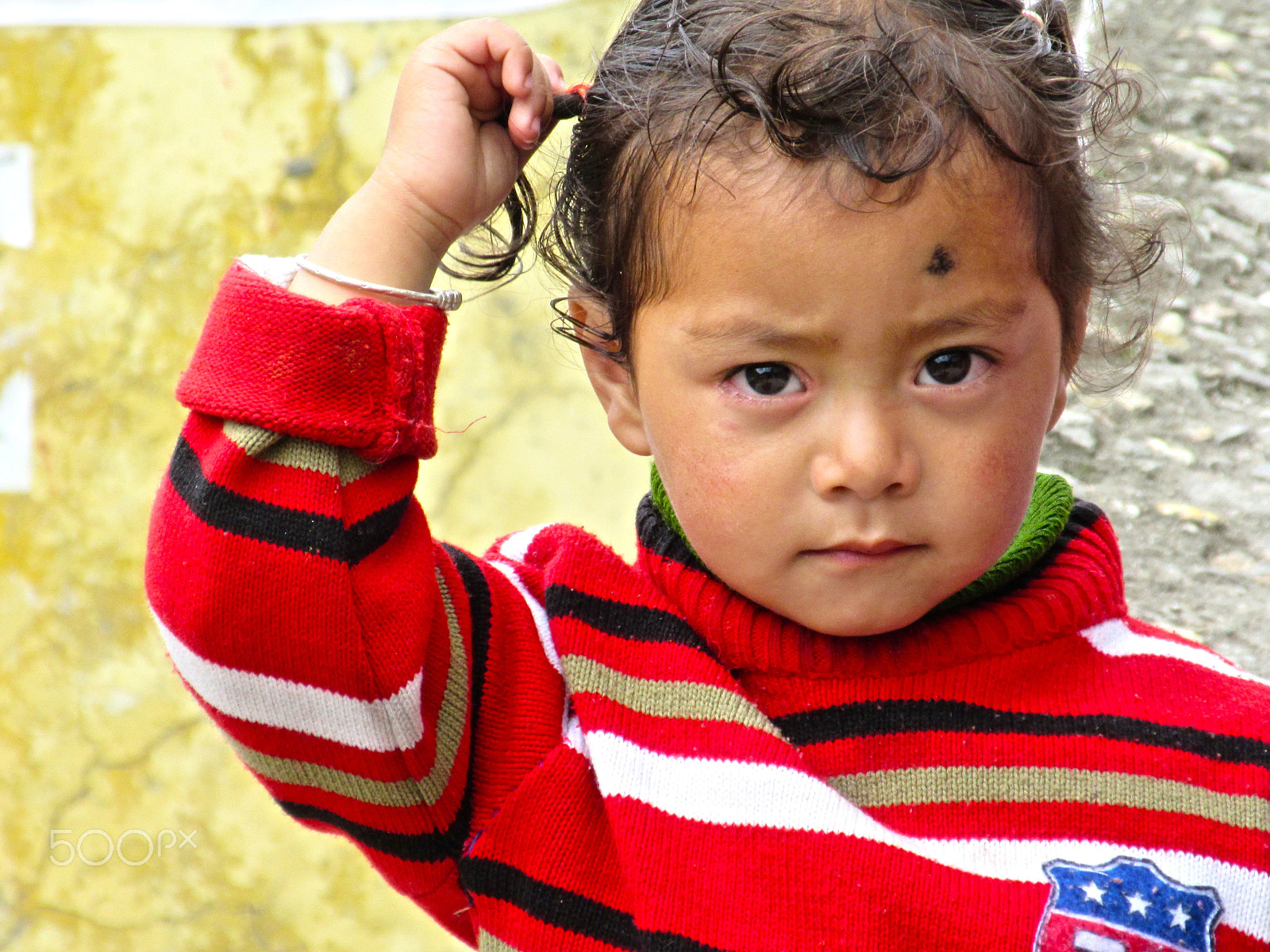 Canon PowerShot ELPH 340 HS (IXUS 265 HS / IXY 630) sample photo. Innocent child in red jersey photography