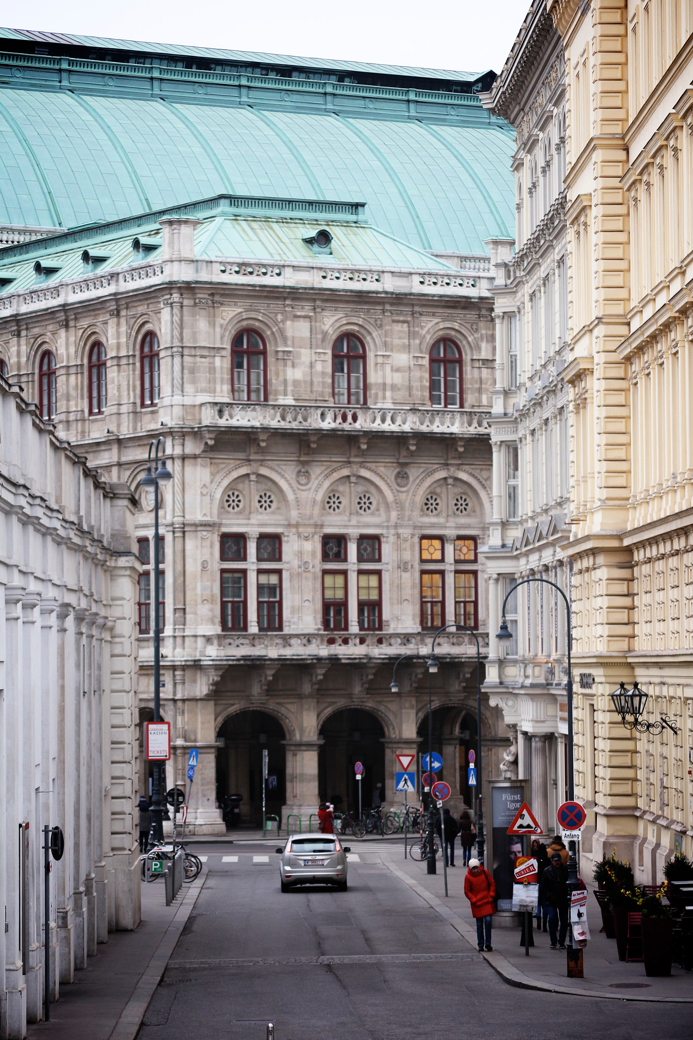 Canon EOS 650D (EOS Rebel T4i / EOS Kiss X6i) + Sigma 55-200mm f/4-5.6 DC sample photo. Vienna state opera photography