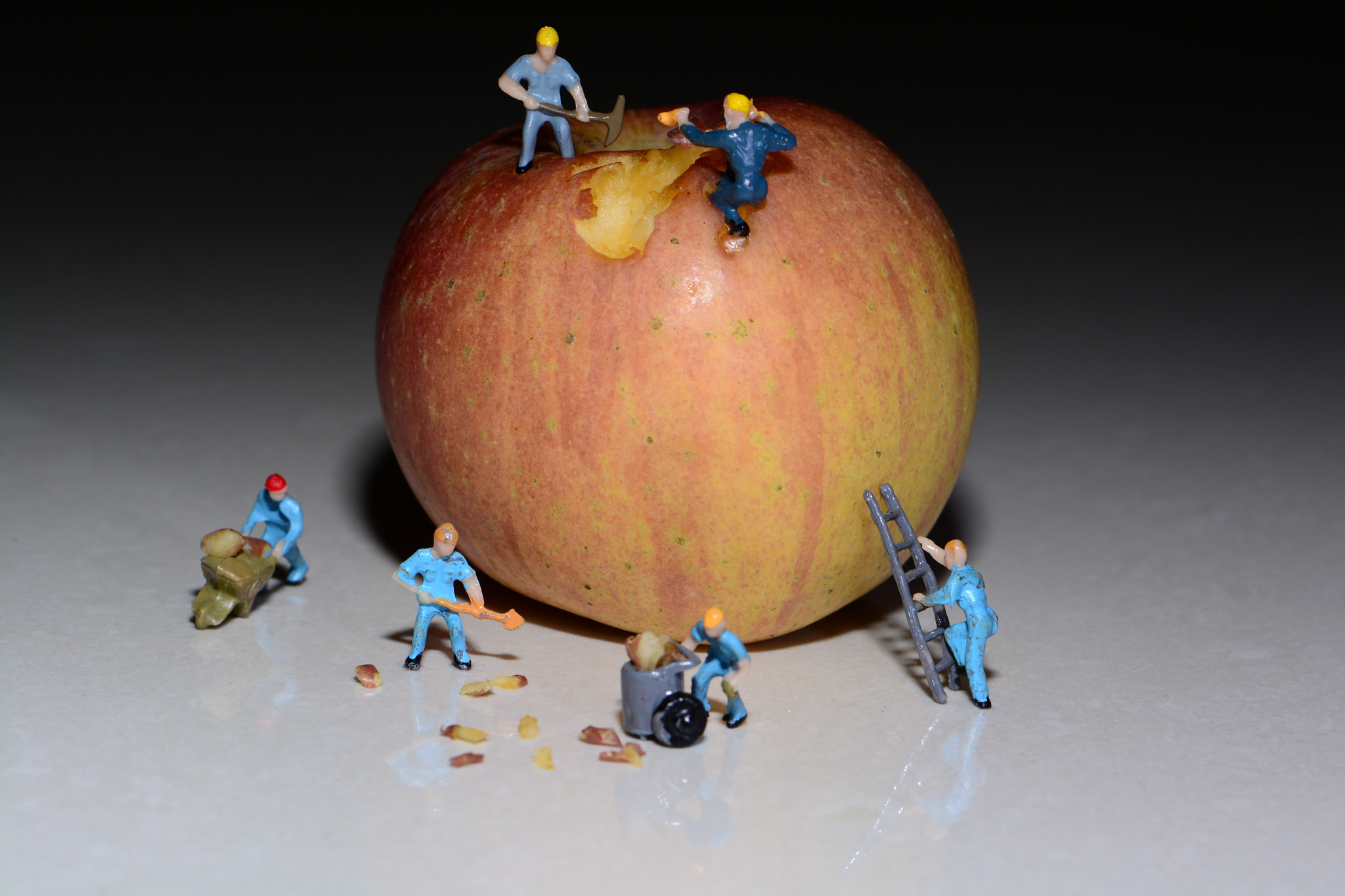 Nikon AF-S DX Micro-Nikkor 85mm F3.5G ED VR sample photo. Men at work - making apple juice photography
