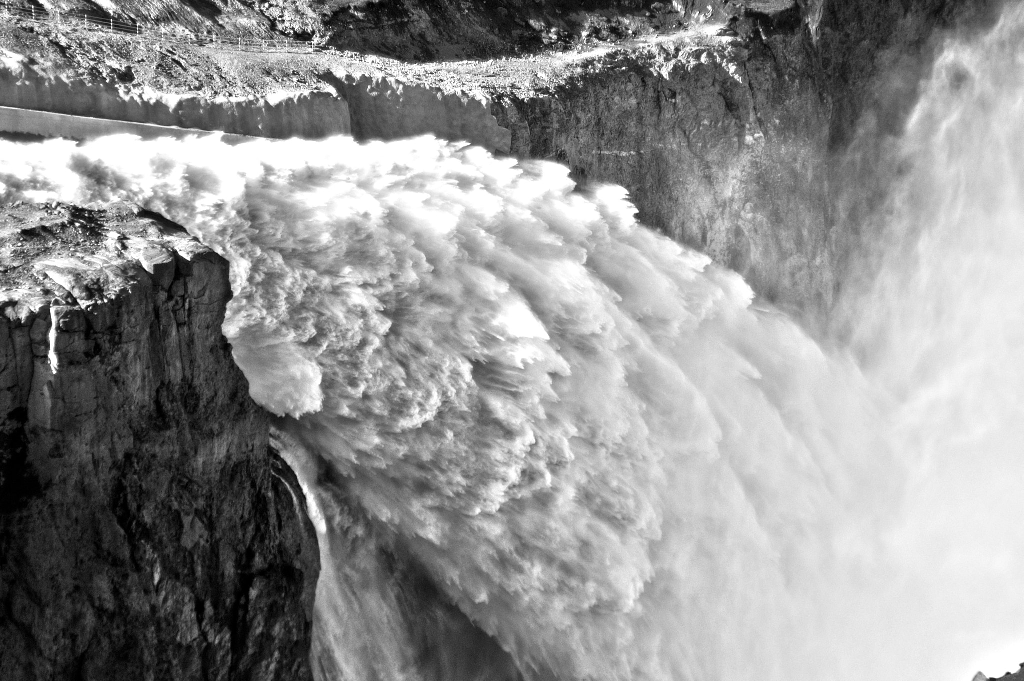 KONICA MINOLTA MAXXUM 5D sample photo. The kárahnjúkar runoff - black and white photography