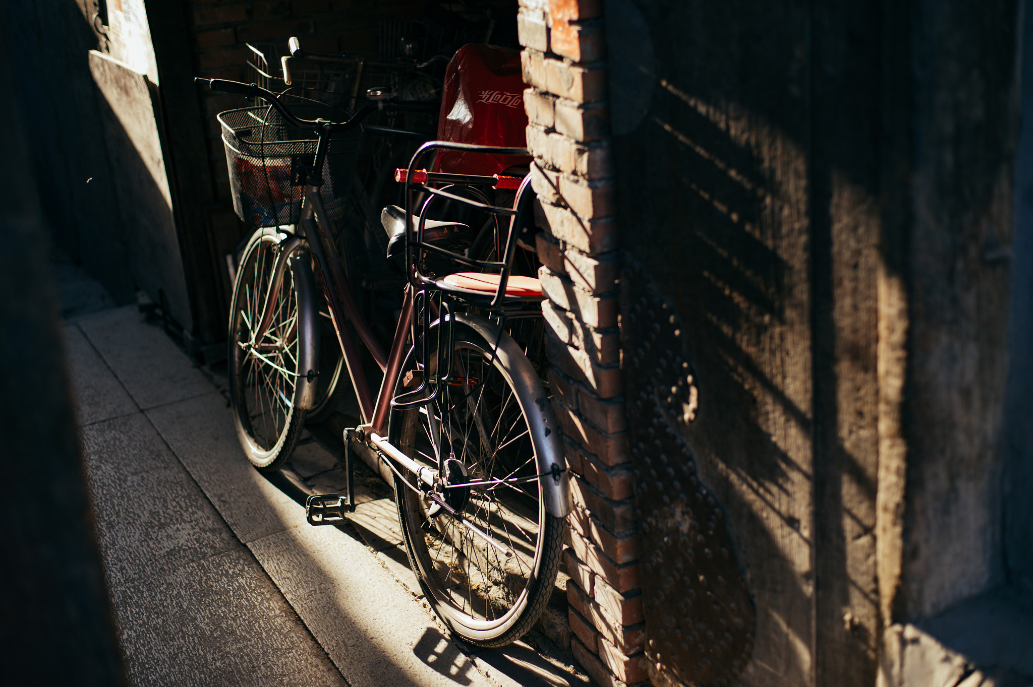 Nikon Df sample photo. 老旧的自行车和夕阳 photography