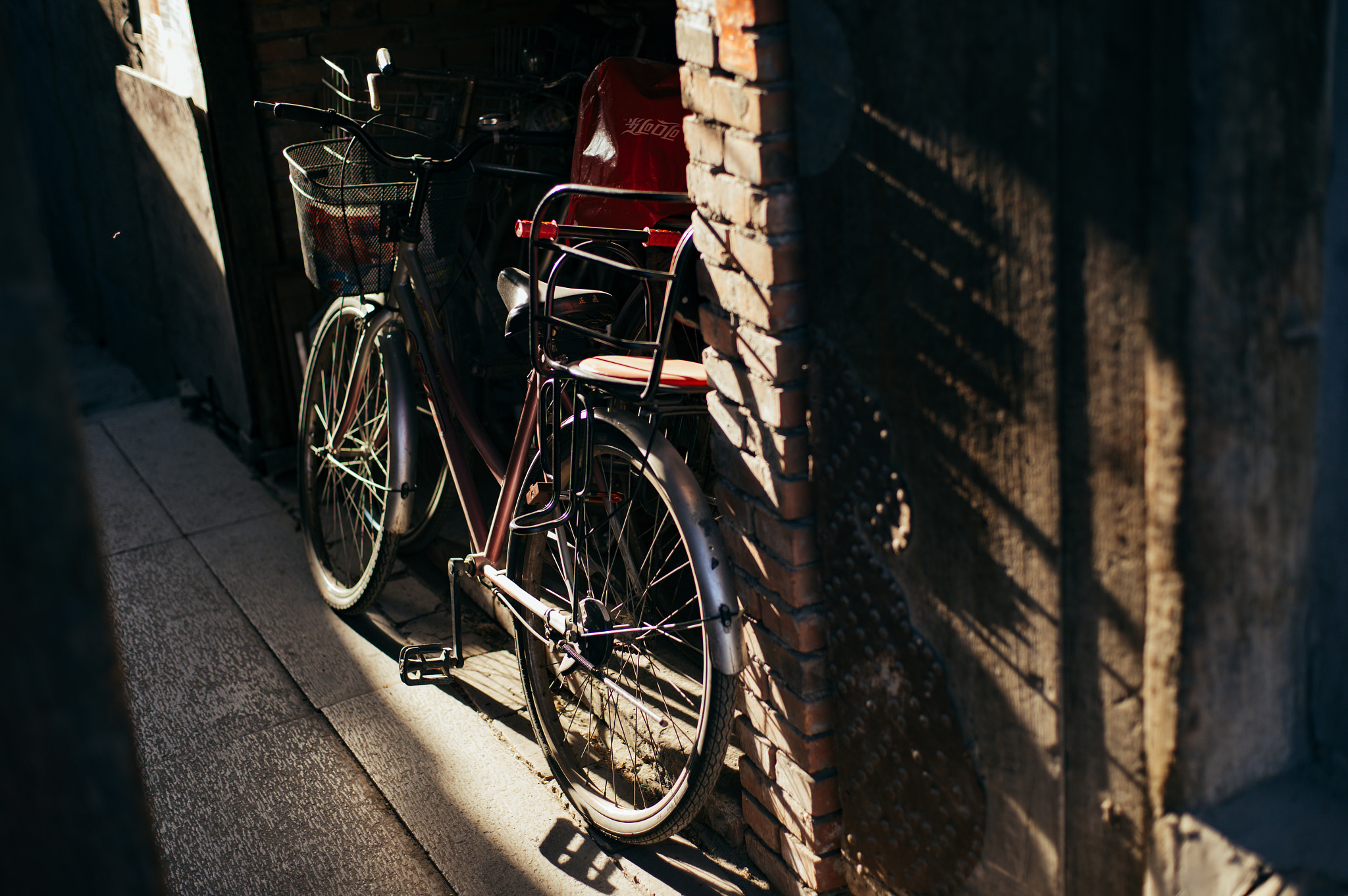 Nikon Df + ZEISS Planar T* 50mm F1.4 sample photo. 老旧的自行车和夕阳 photography