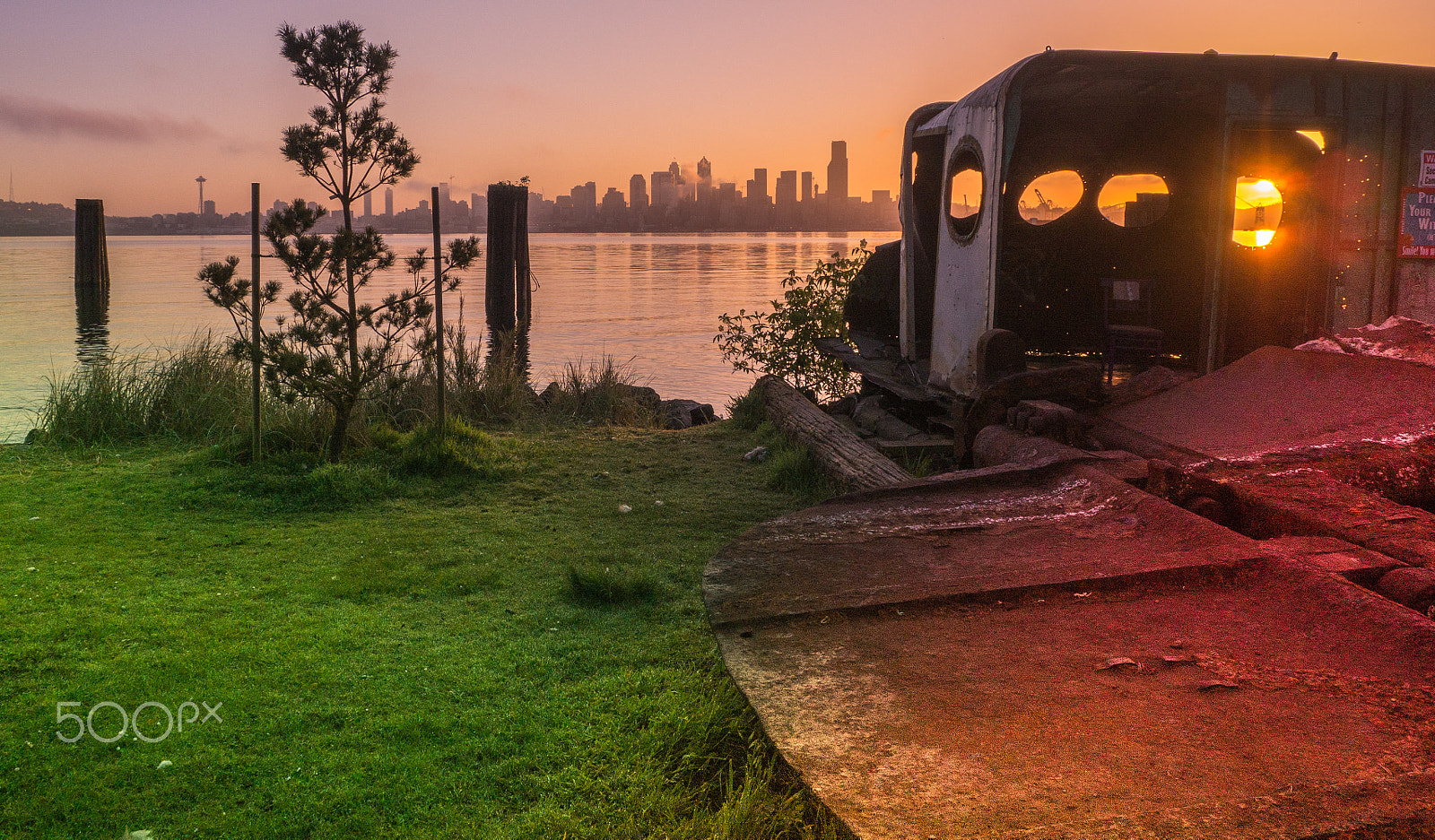 Olympus OM-D E-M10 + OLYMPUS M.12-50mm F3.5-6.3 sample photo. A different sunrise at alki beach photography