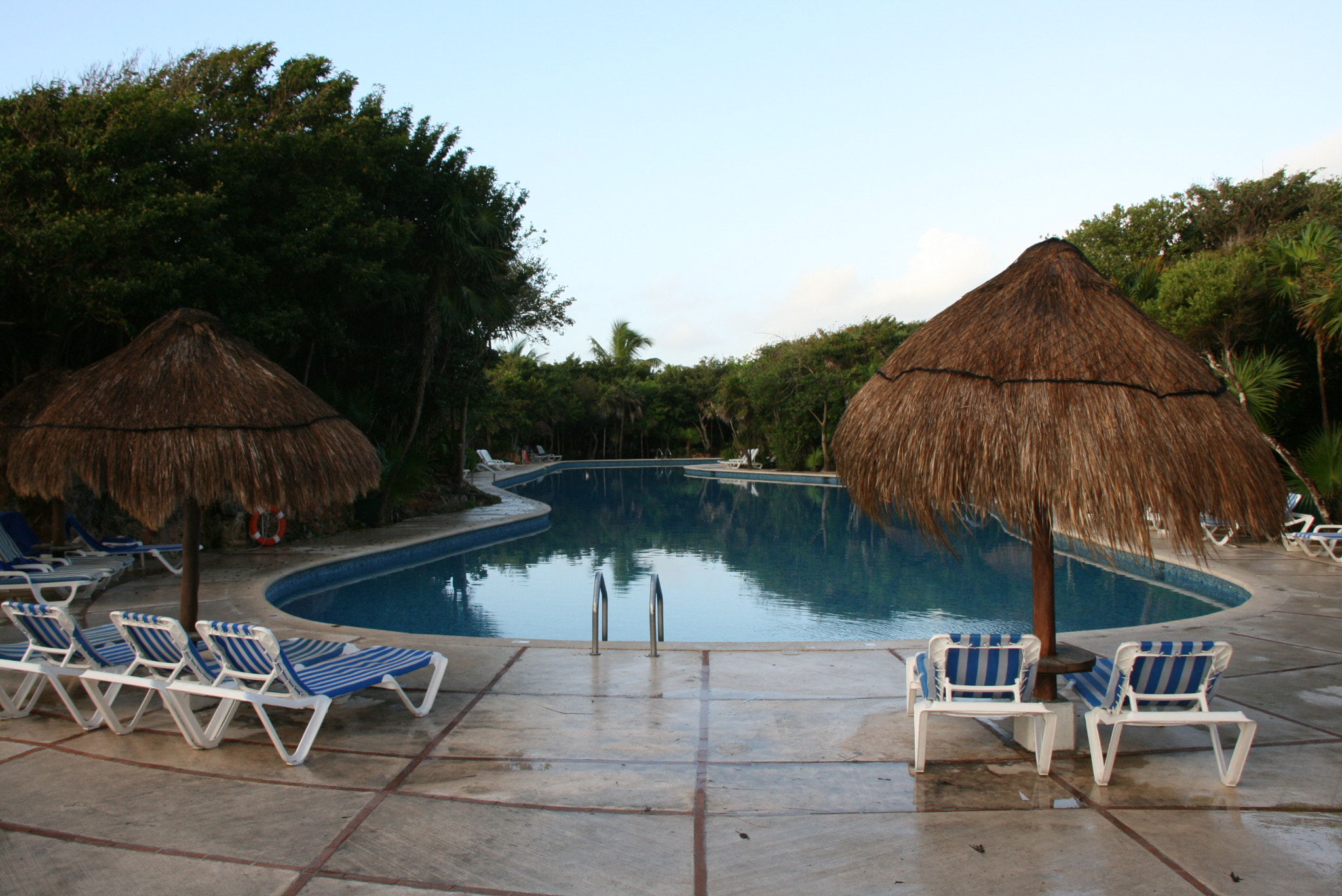 Canon EOS 400D (EOS Digital Rebel XTi / EOS Kiss Digital X) sample photo. Pool or beach today? photography