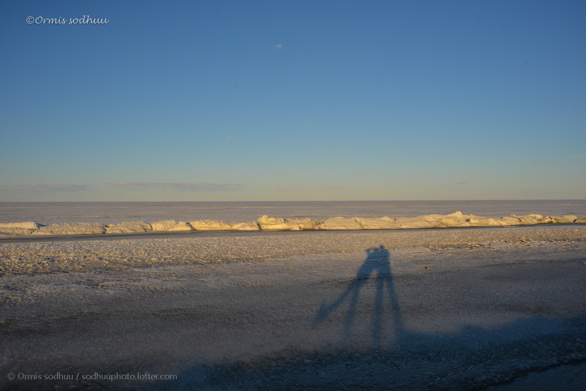 Nikon D800 + ZEISS Distagon T* 25mm F2.8 sample photo.  冬日里的呼伦湖 这里四周静悄悄 北风呼啸着 岸边挤压而成的冰浪 屹立在湖边 春天已到 湖面已是生命... photography