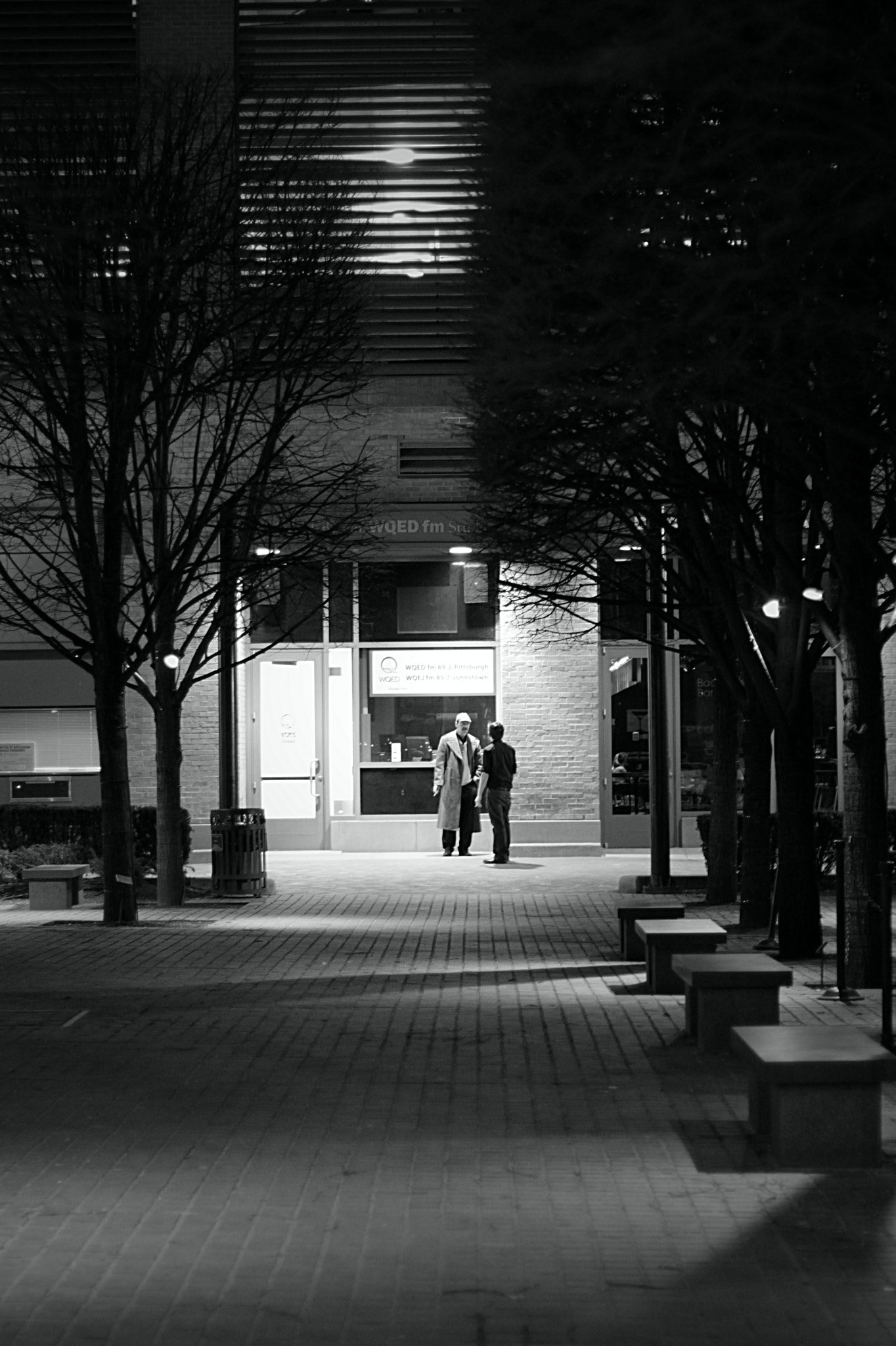 Canon EOS 550D (EOS Rebel T2i / EOS Kiss X4) + Canon EF 50mm F1.4 USM sample photo. Night talk photography